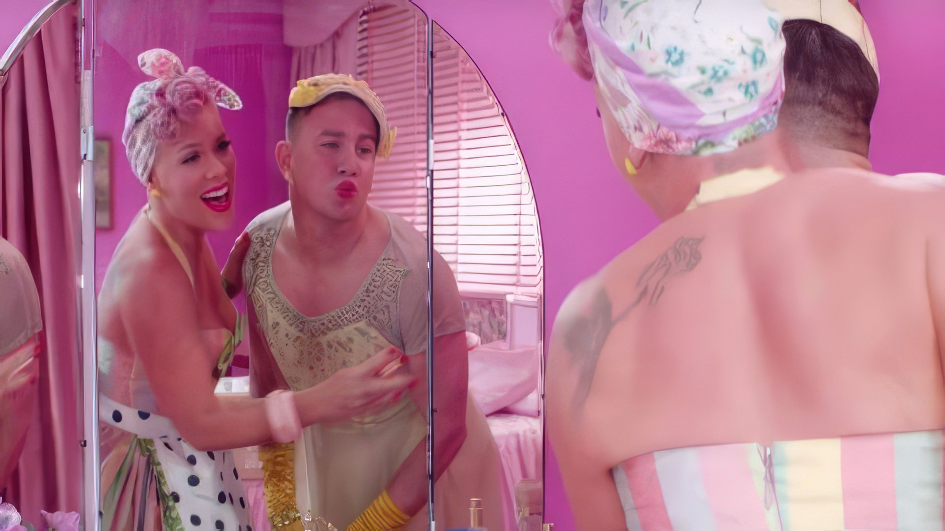 Un'immagine dal video musicale di Beautiful Trauma