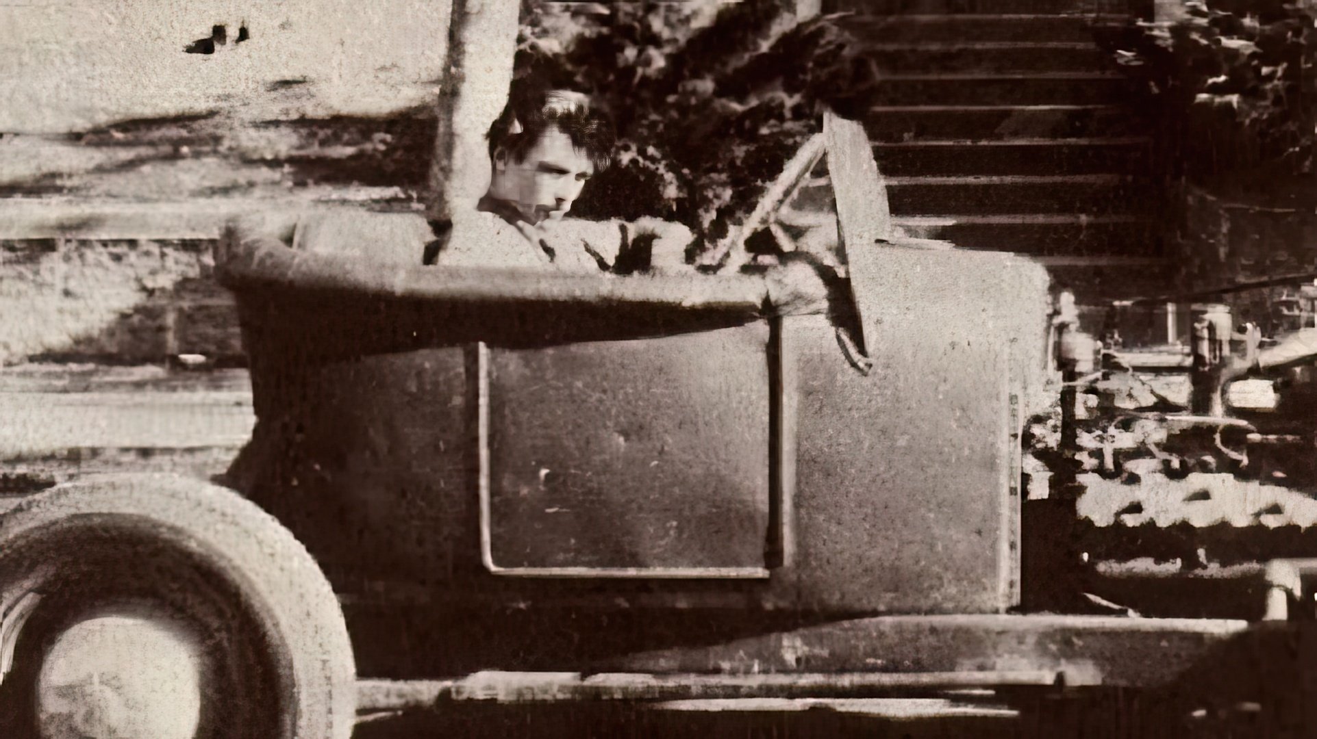 La passione di Clint Eastwood durante gli anni scolastici erano le auto