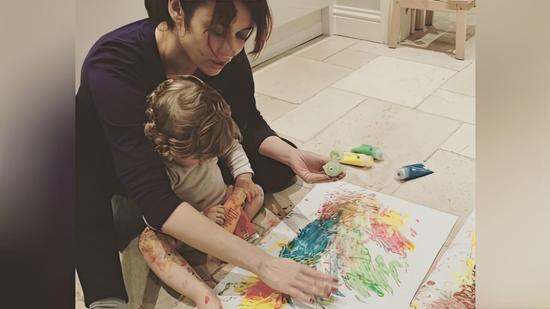 Olga Kurylenko non mostra il volto del figlio