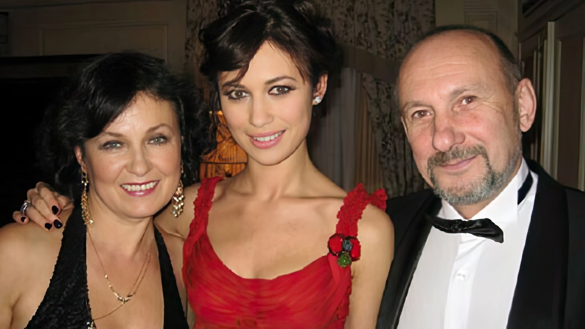 La madre e il patrigno di Olga Kurylenko