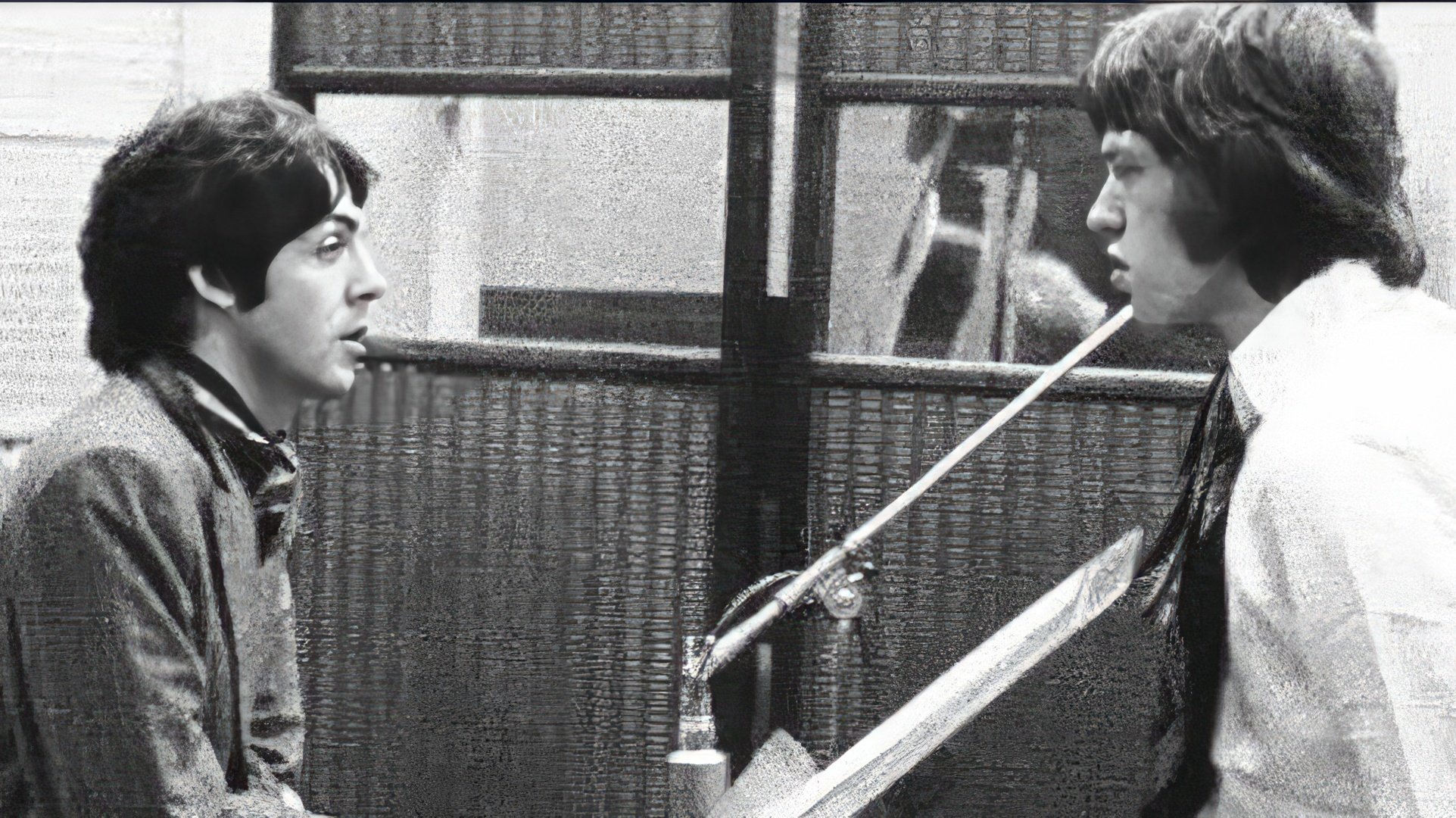 Paul McCartney e Mick Jagger a una sessione di registrazione (1967)