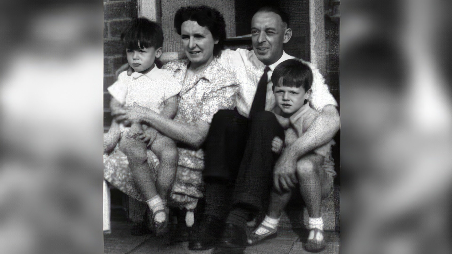 Paul McCartney (a destra) con i suoi genitori e il fratello