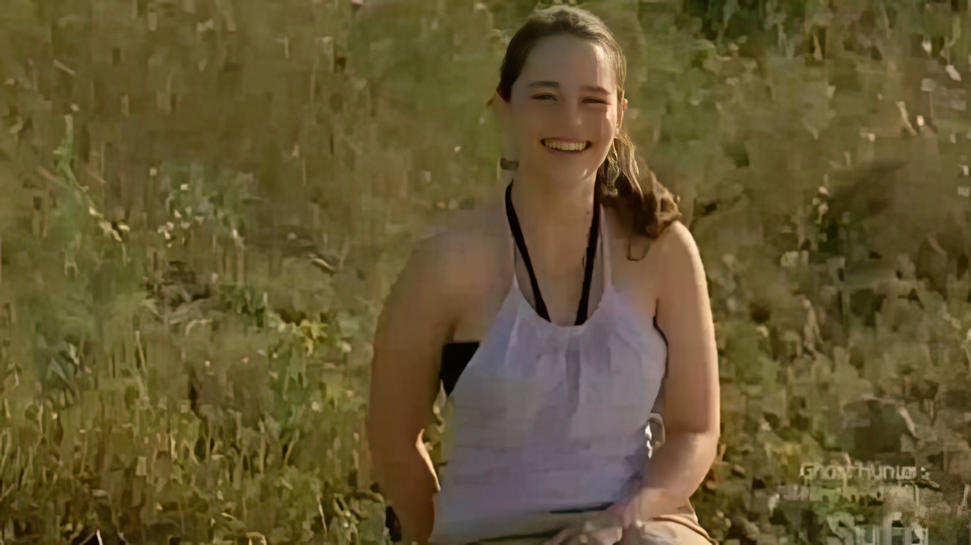 La giovane Emilia Clarke sul set di "Triassic Attack"