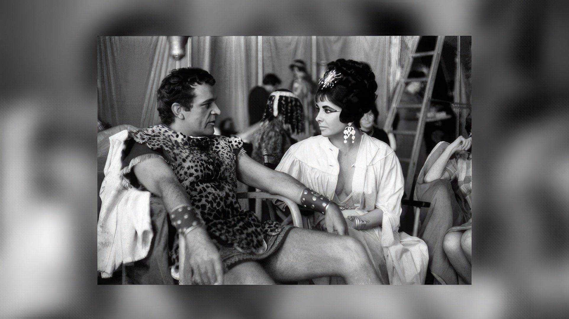 Elizabeth Taylor e Richard Burton sul set di 'Cleopatra'