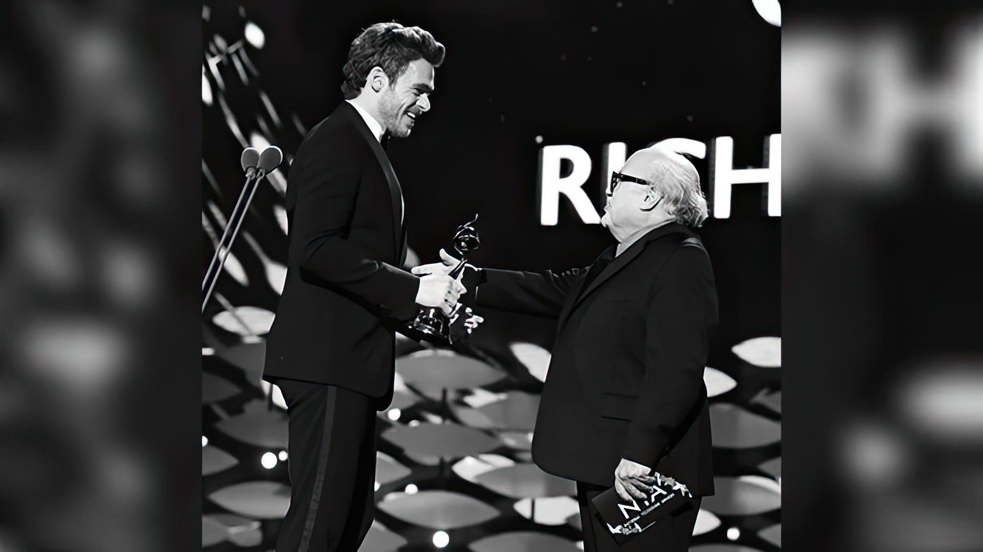 Richard Madden riceve la statuetta del Golden Globe