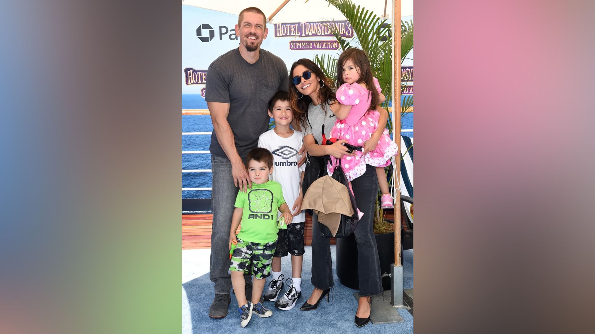 Sarah Shahi e Steve Howey con i loro figli