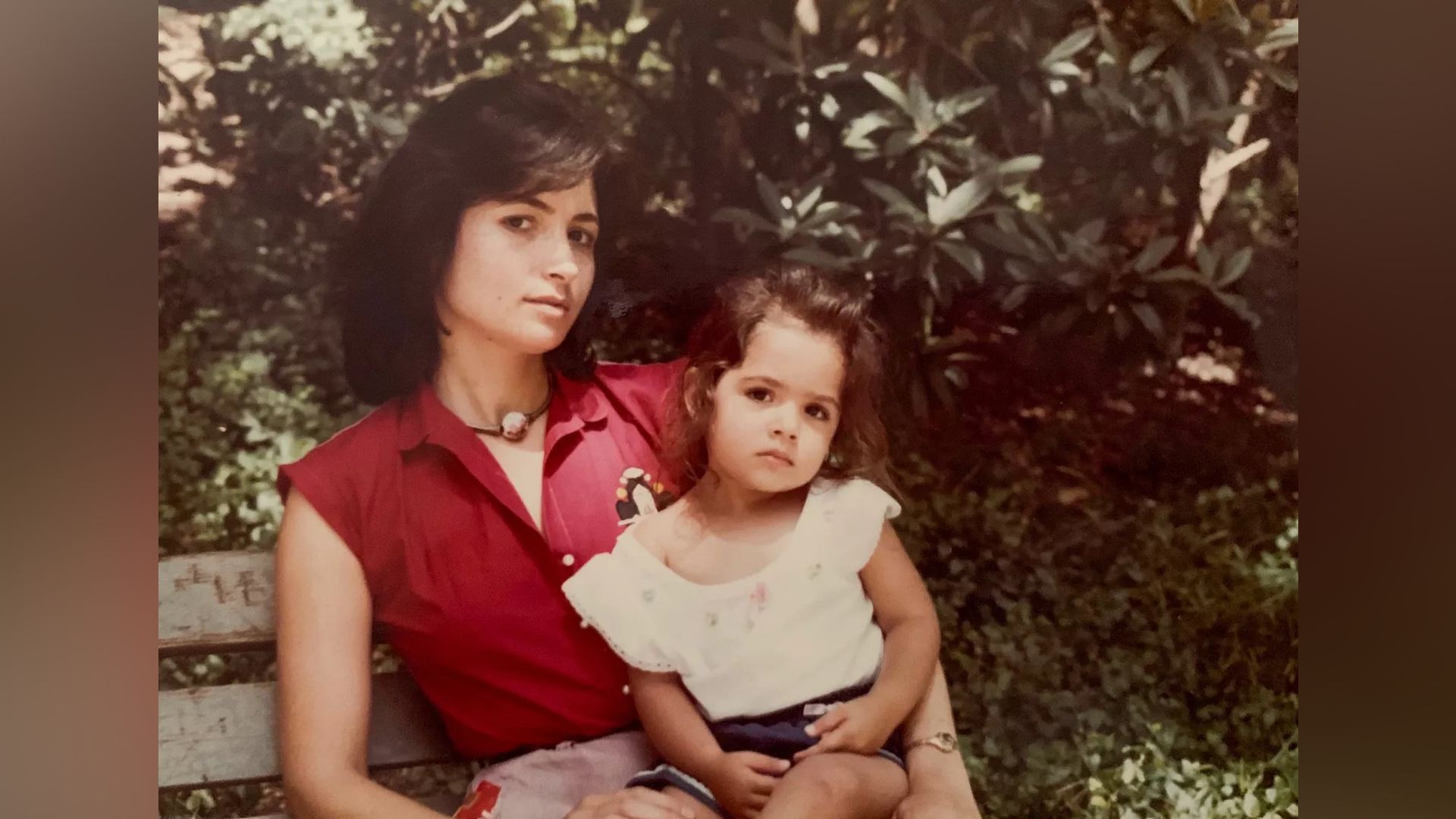 Sarah Shahi da bambina con sua madre