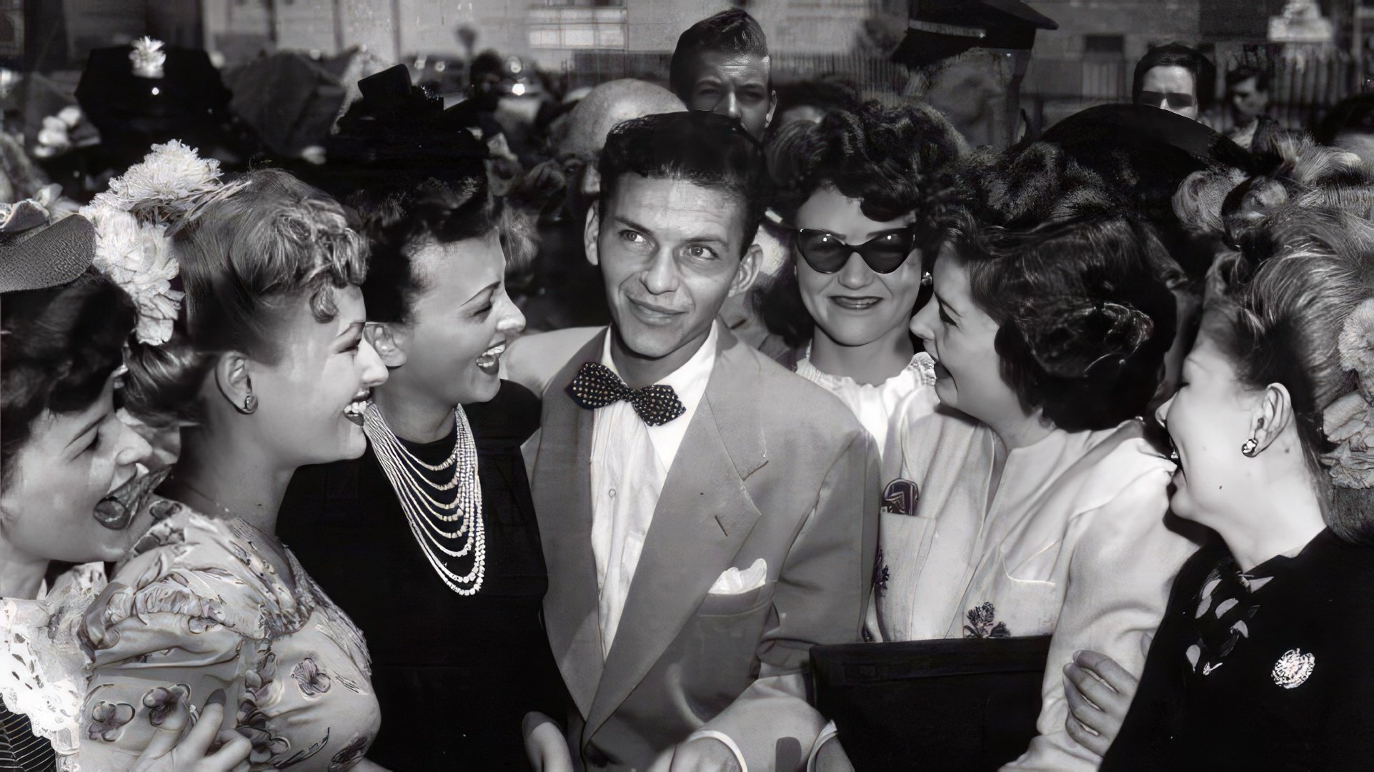 Frank Sinatra con fan femminili