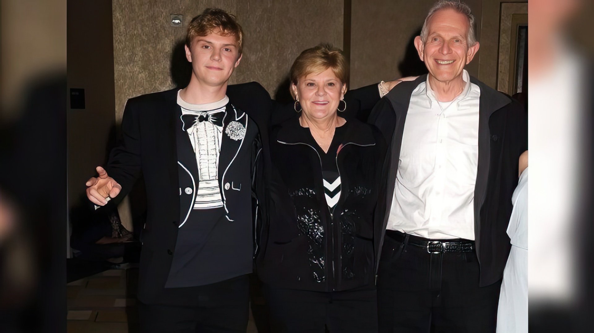 Evan Peters con i suoi genitori