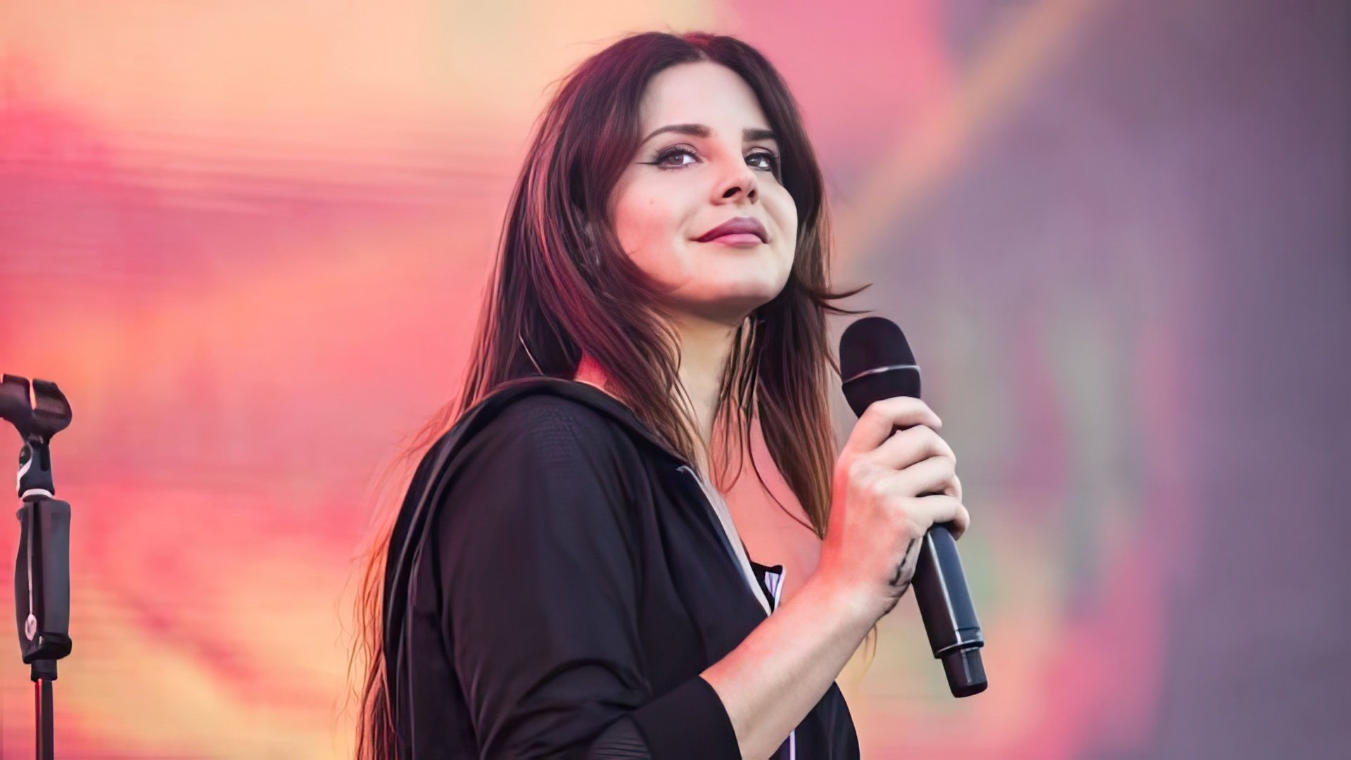 Nel 2018 Lana Del Rey è partita per un tour mondiale a sostegno del nuovo album