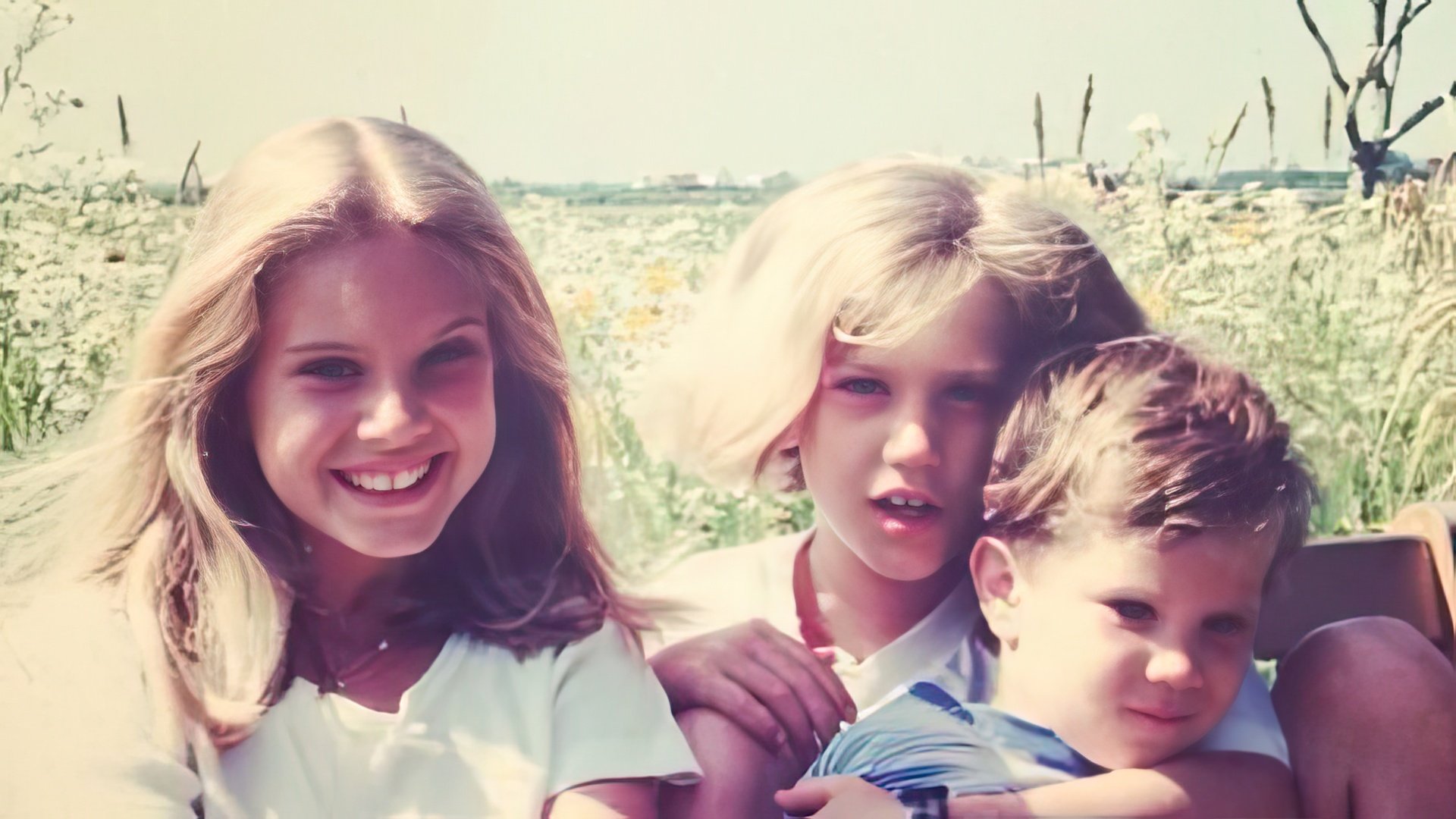 Lana Del Rey da bambina (nella foto a sinistra con il fratello e la sorella)