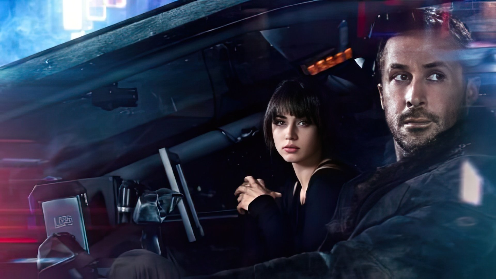 Ana de Armas e Ryan Gosling in Blade Runner 2049