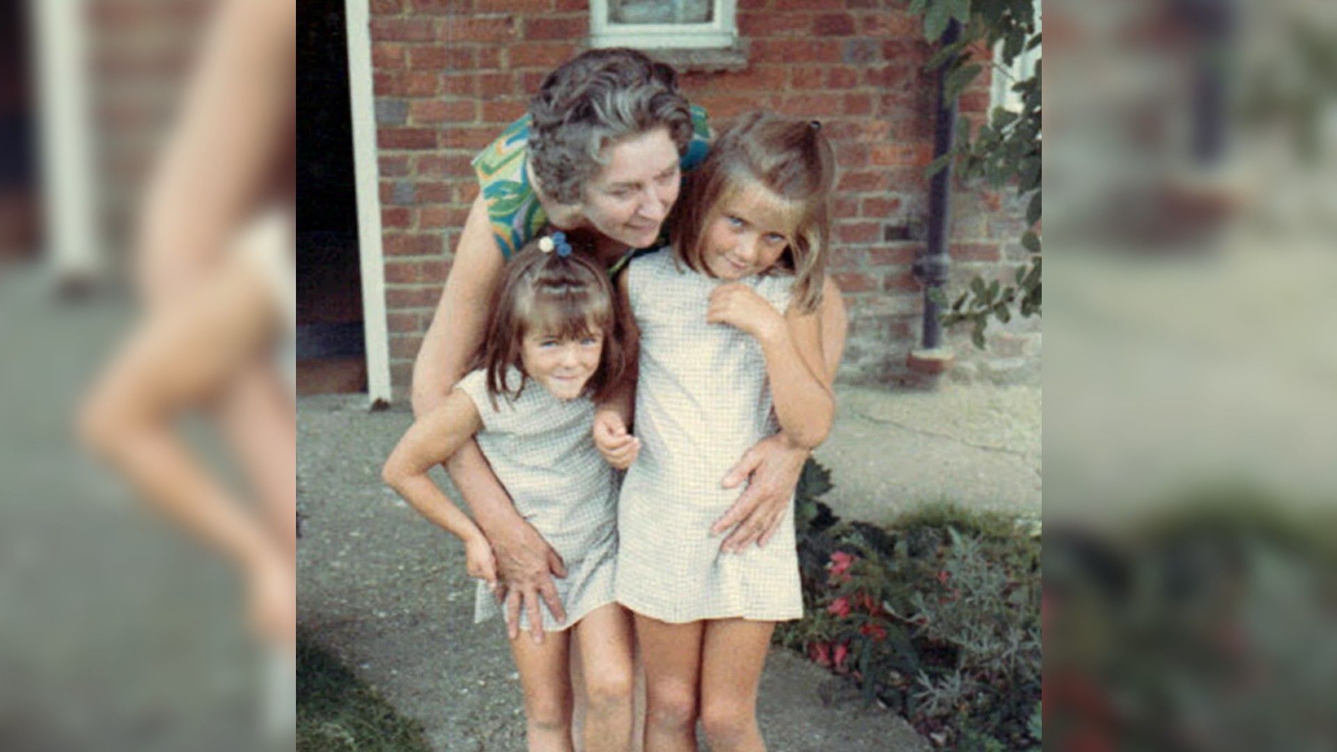 Elizabeth Hurley con sua nonna e sua sorella maggiore