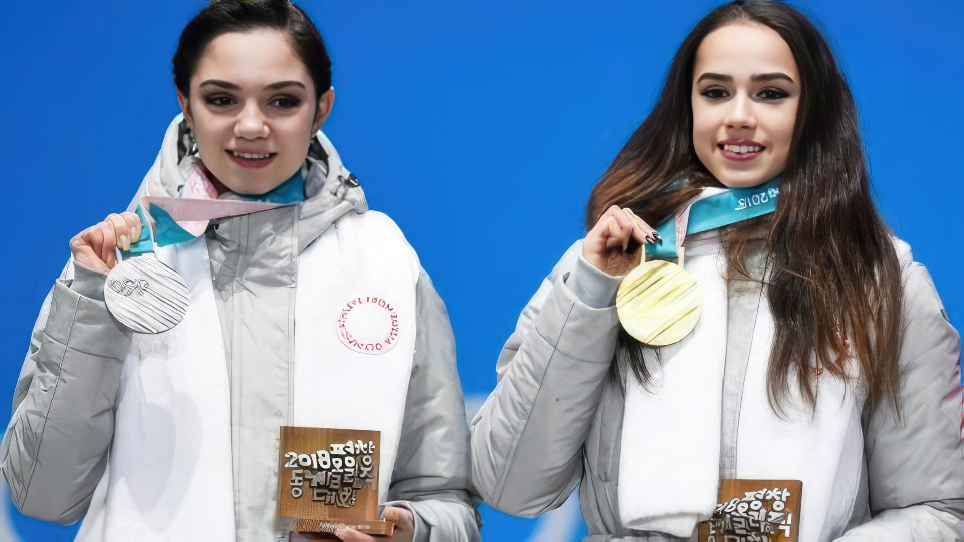 Evgenija Medvedeva e Alina Zagitova alla cerimonia di premiazione delle Olimpiadi 2018