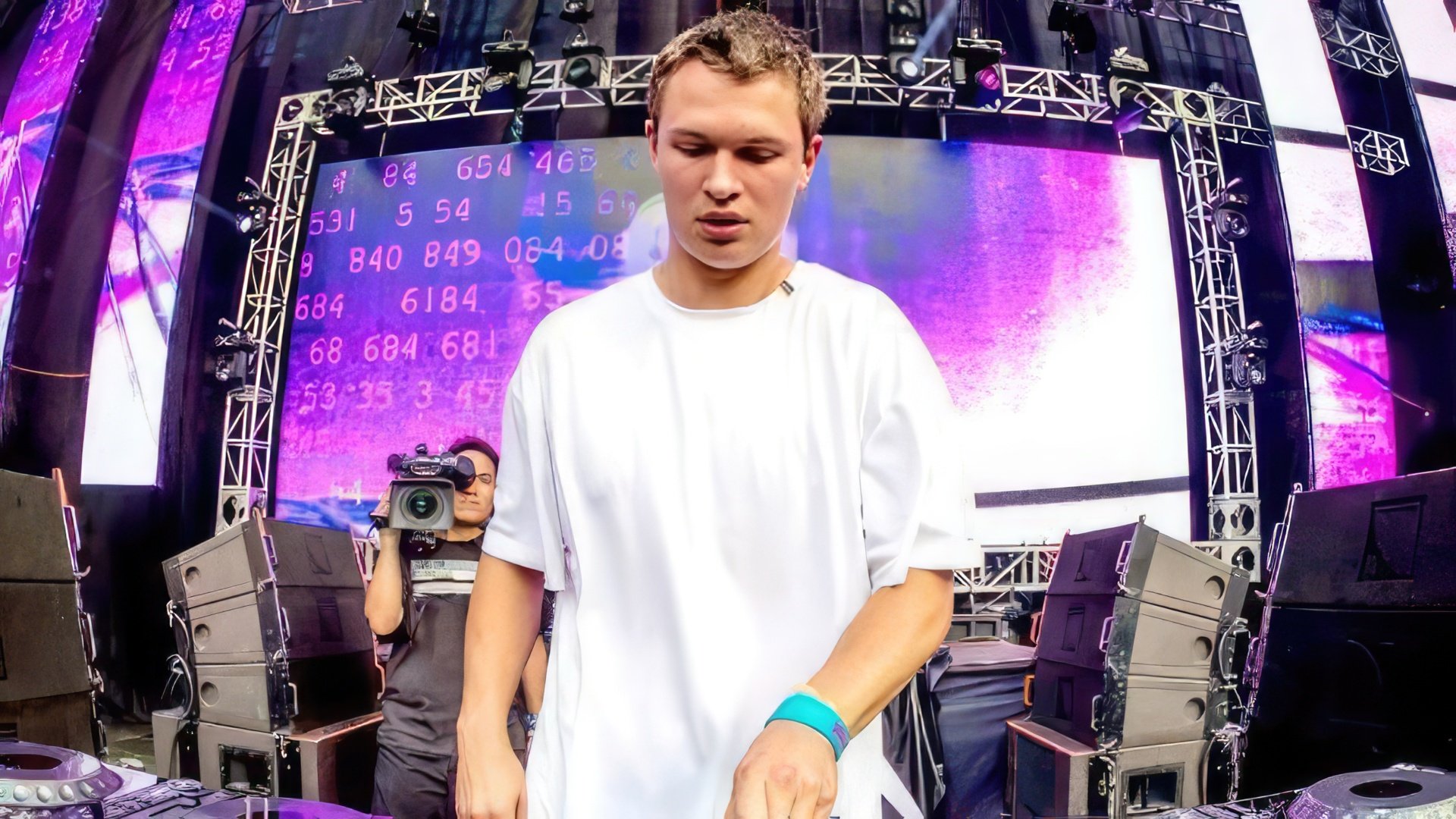 Ansel Elgort – DJ Ansolo