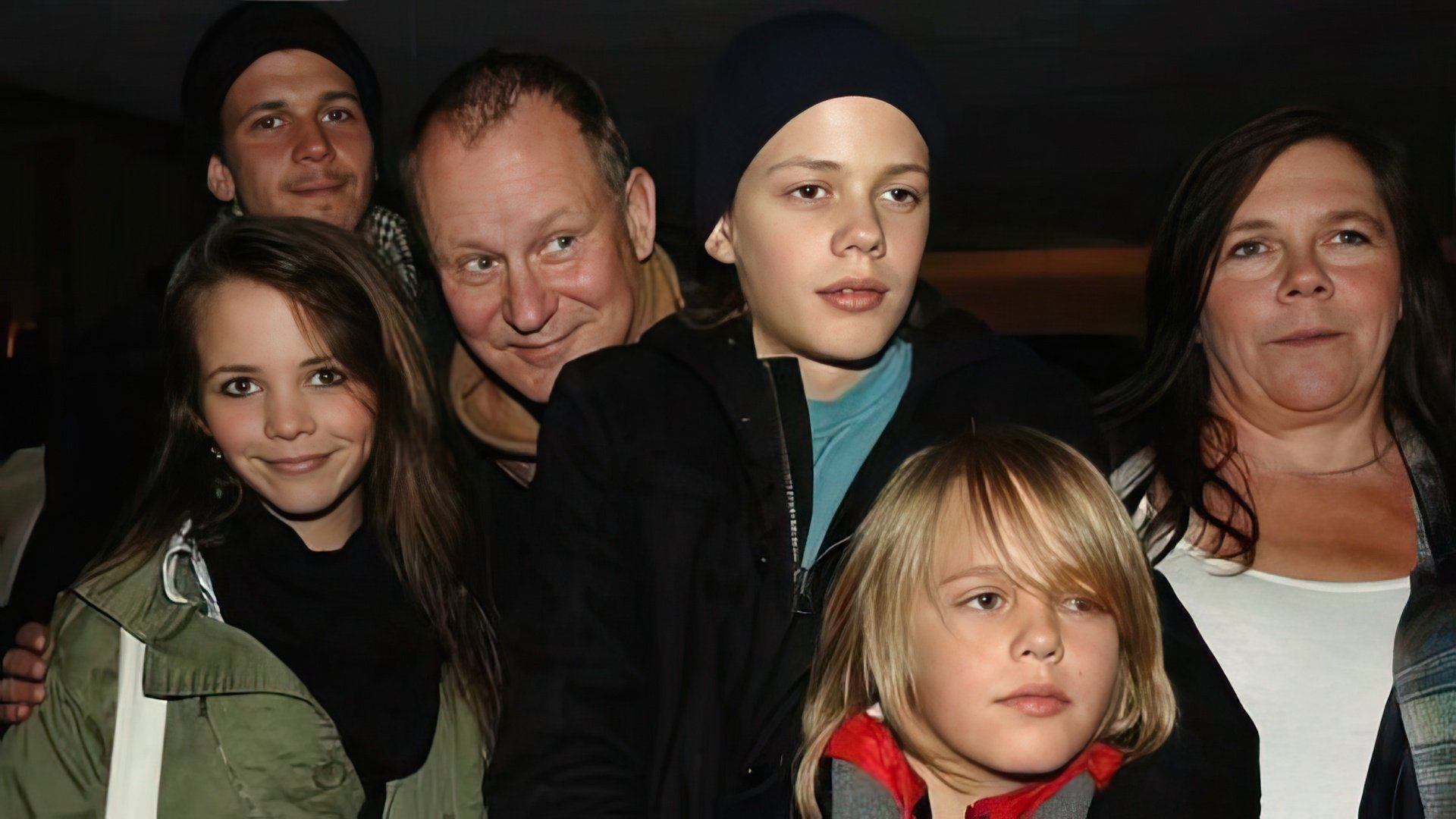 Bill Skarsgård (terzo da destra) con la sua famiglia alla premiere di "Kill Your Darlings" (2006)