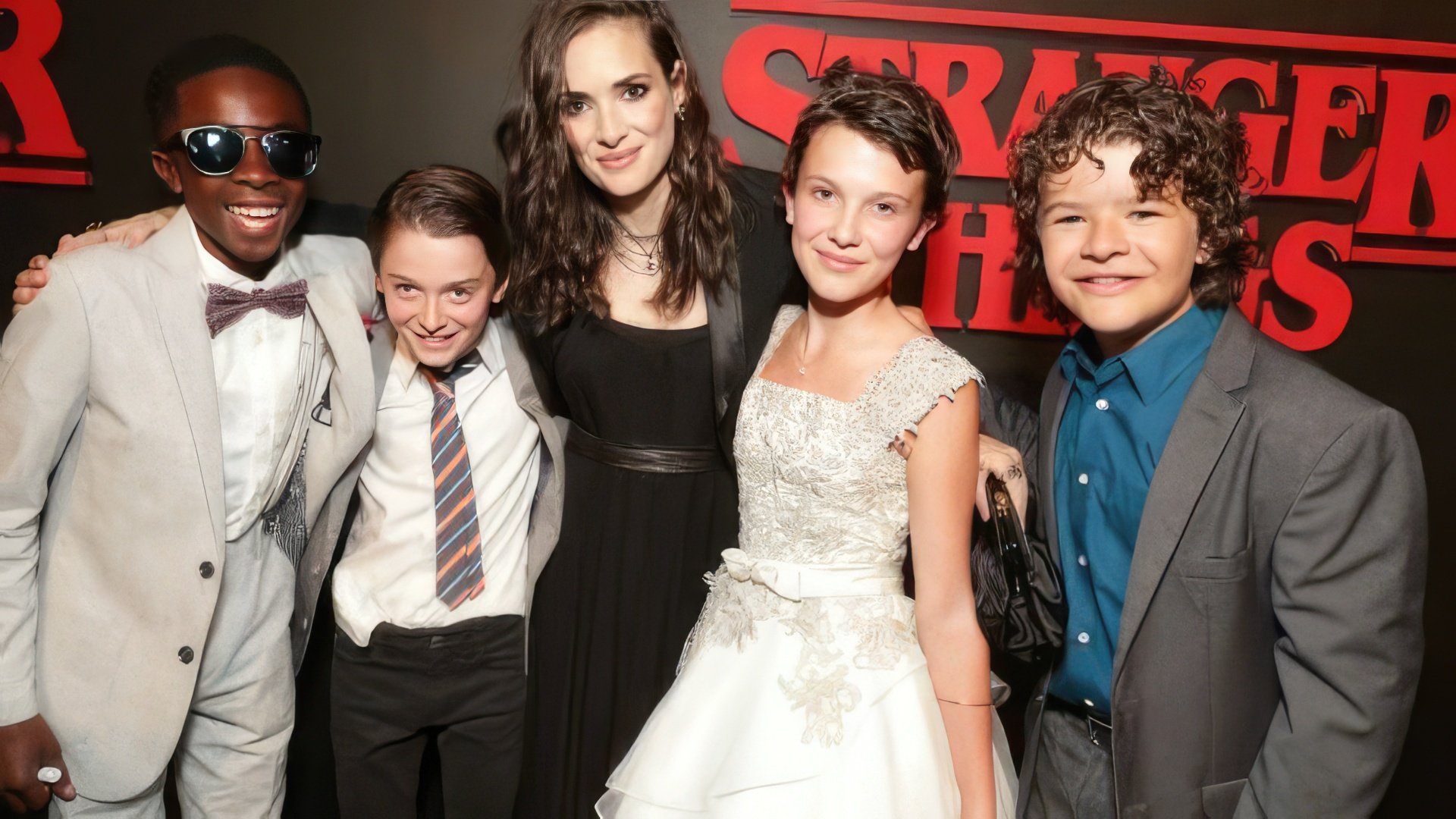Millie Bobby Brown con i colleghi sul set della serie