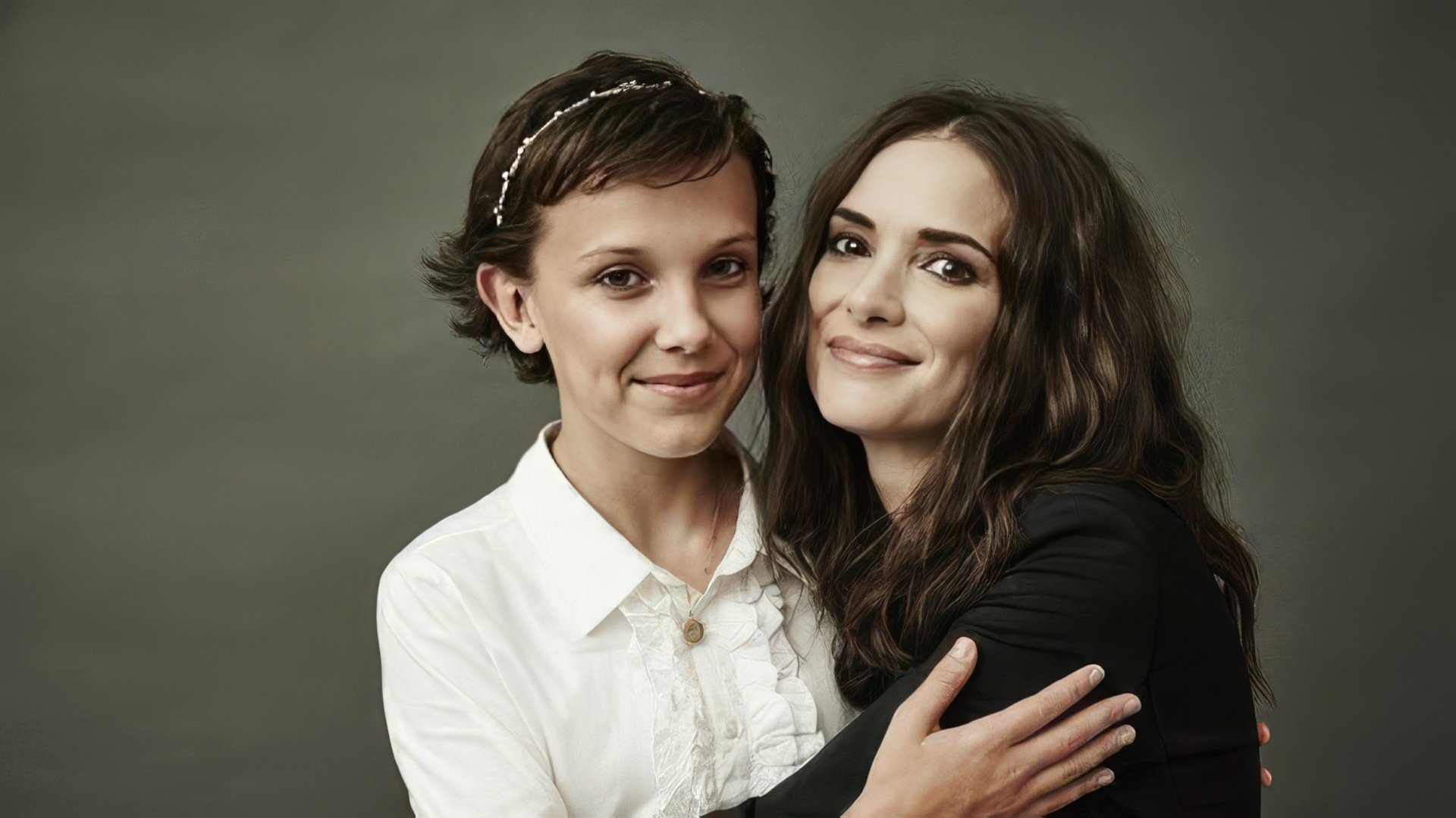 Nella foto: Millie Bobby Brown e Winona Ryder