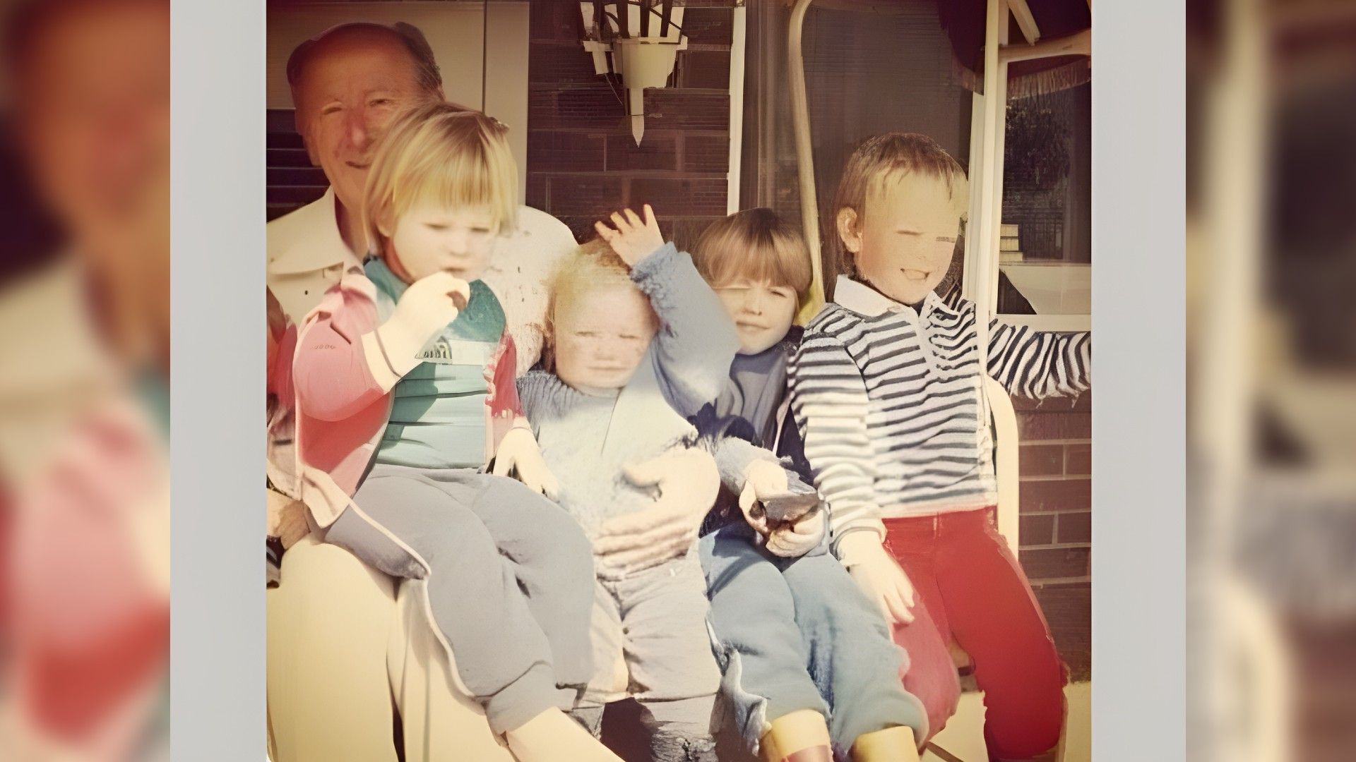 Liam Hemsworth con i fratelli da bambino (Liam con la giacca rossa)