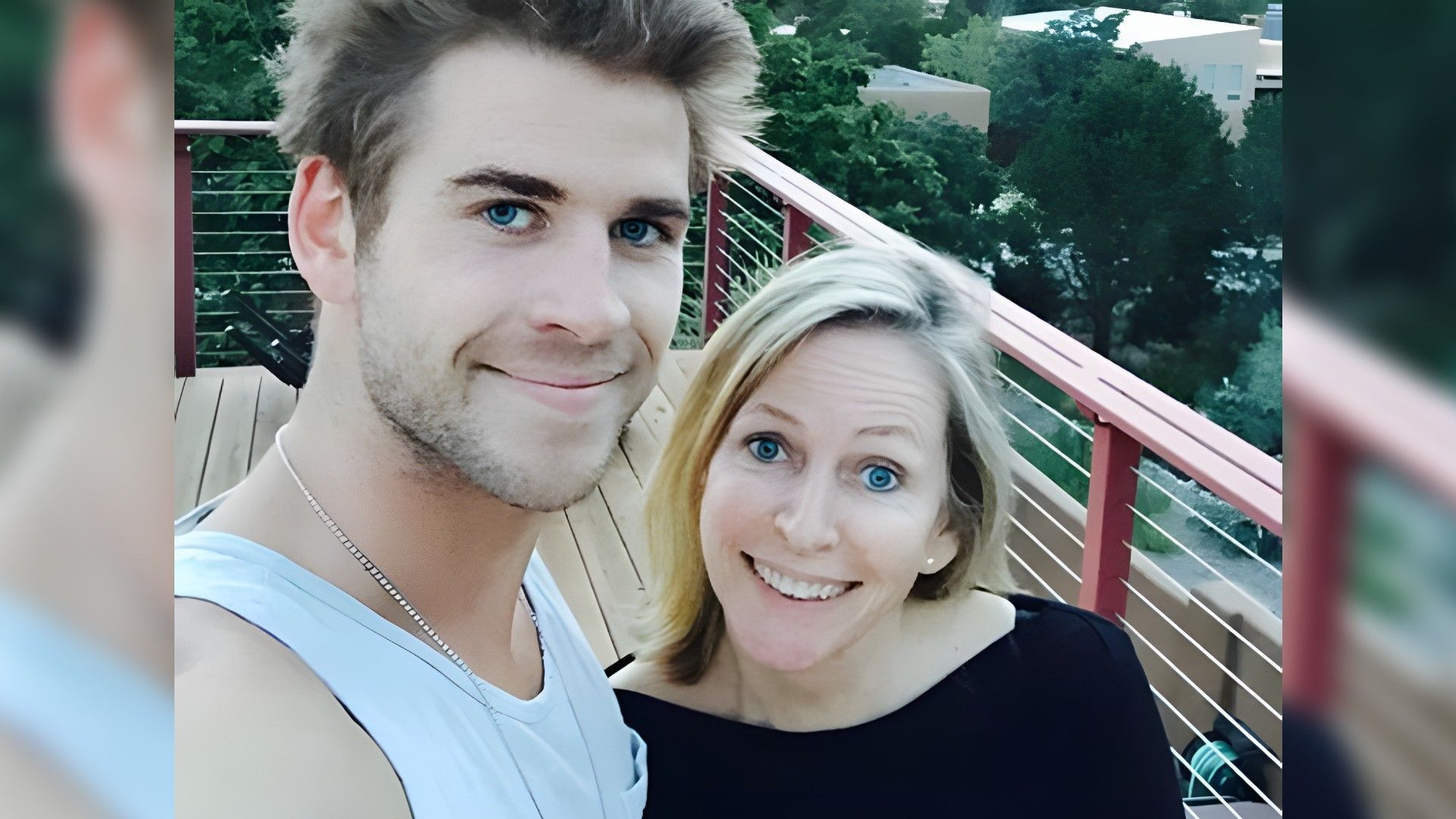 Liam Hemsworth con la mamma