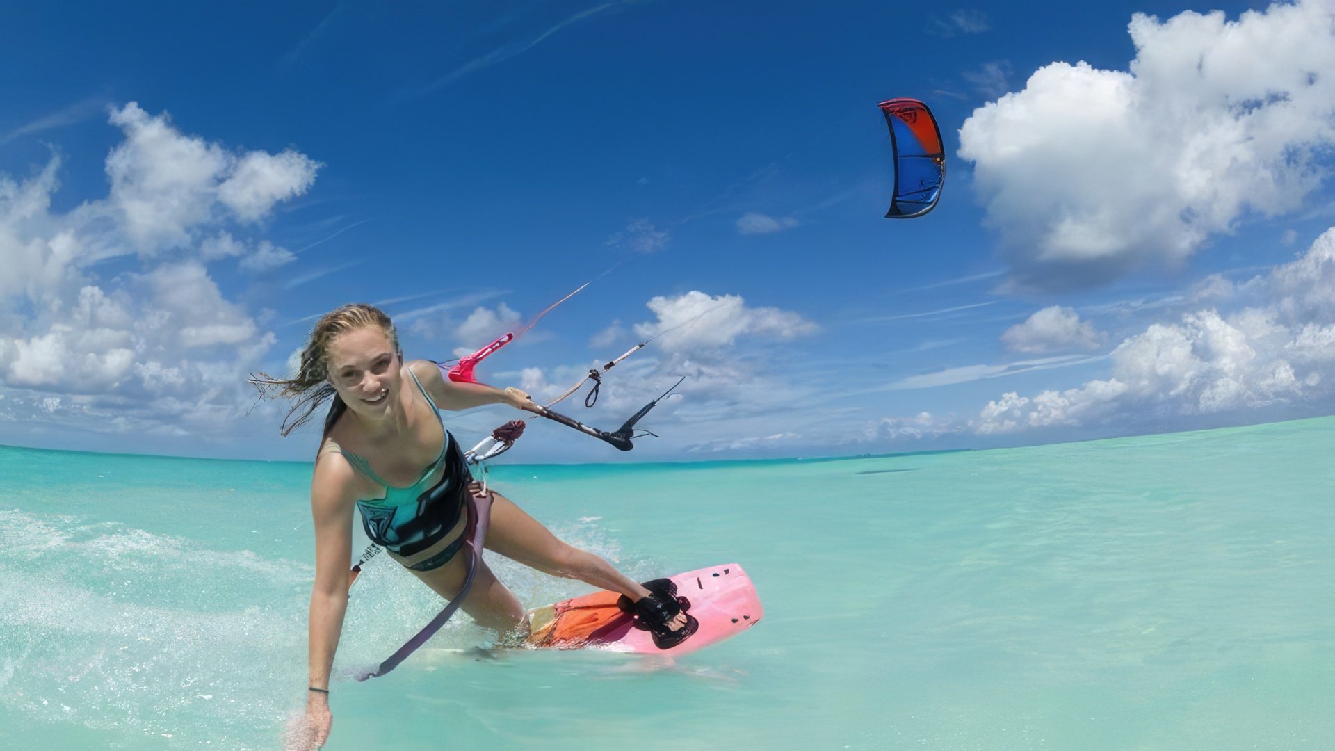 Maika Monroe fa kitesurf