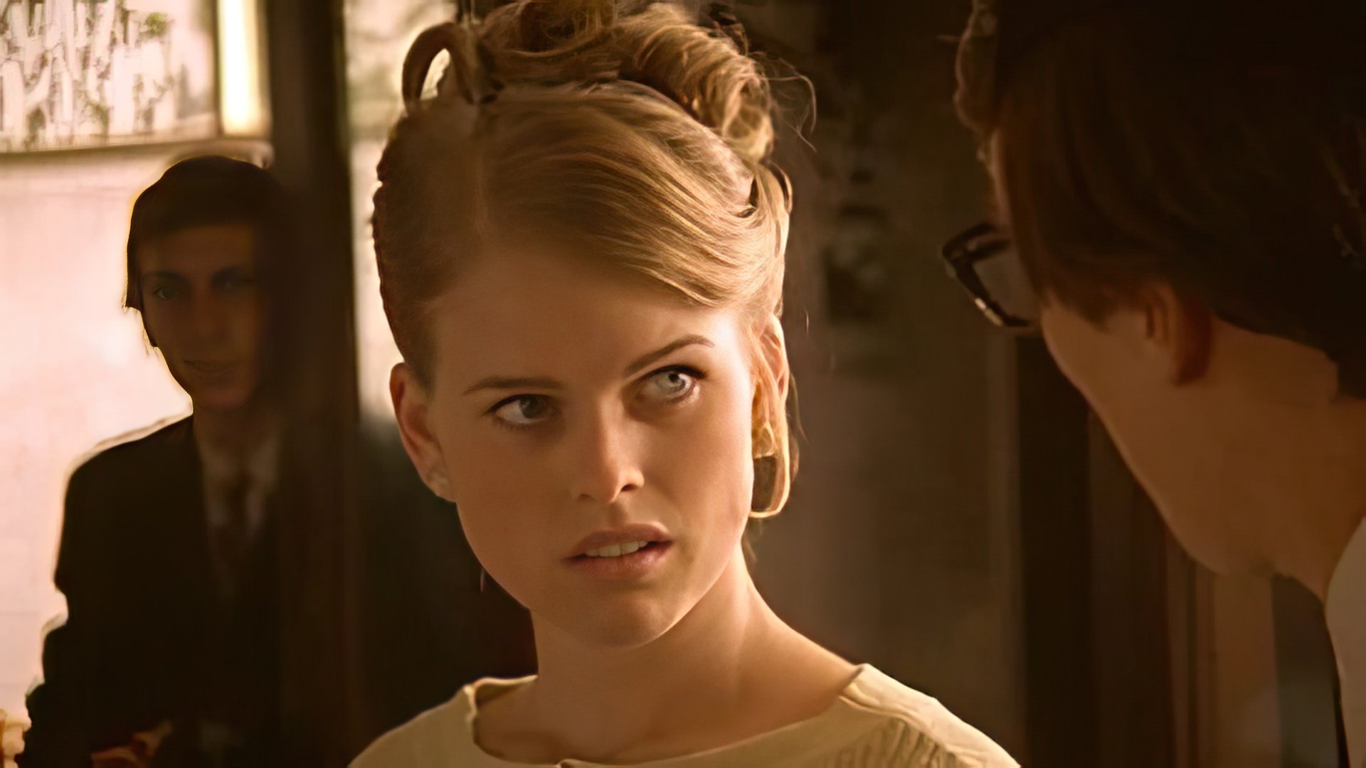 Alice Eve nel film Hawking