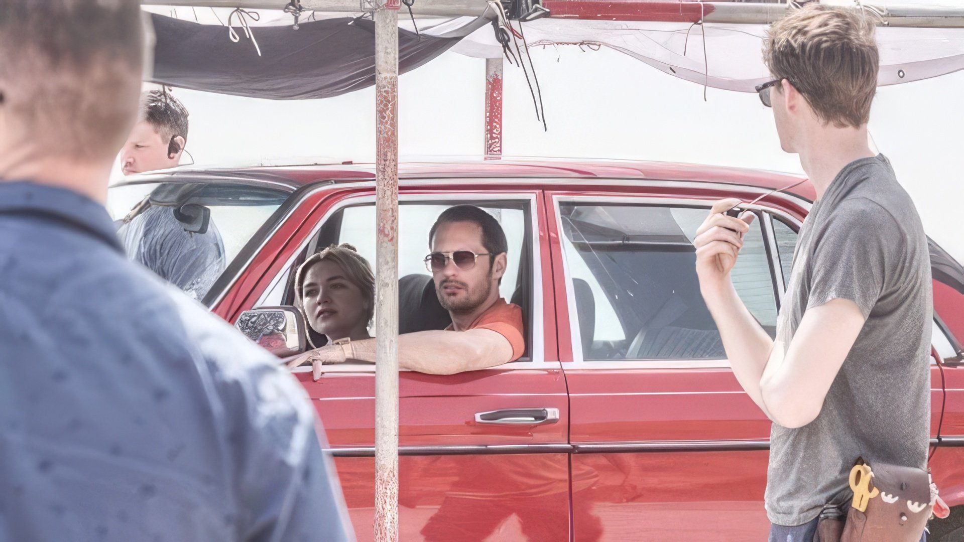 Florence Pugh sul set della serie The Little Drummer Girl