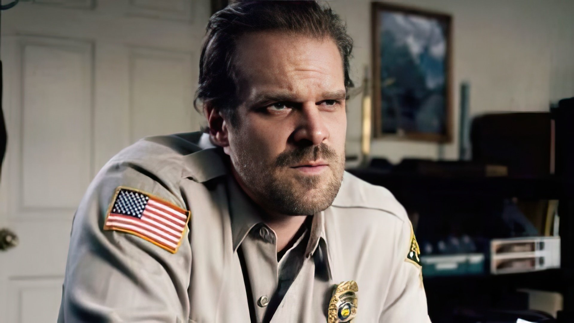 David Harbour nei panni dello Sceriffo Hopper