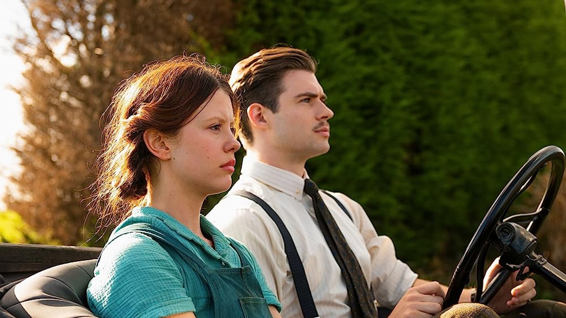David Corenswet e Mia Goth
