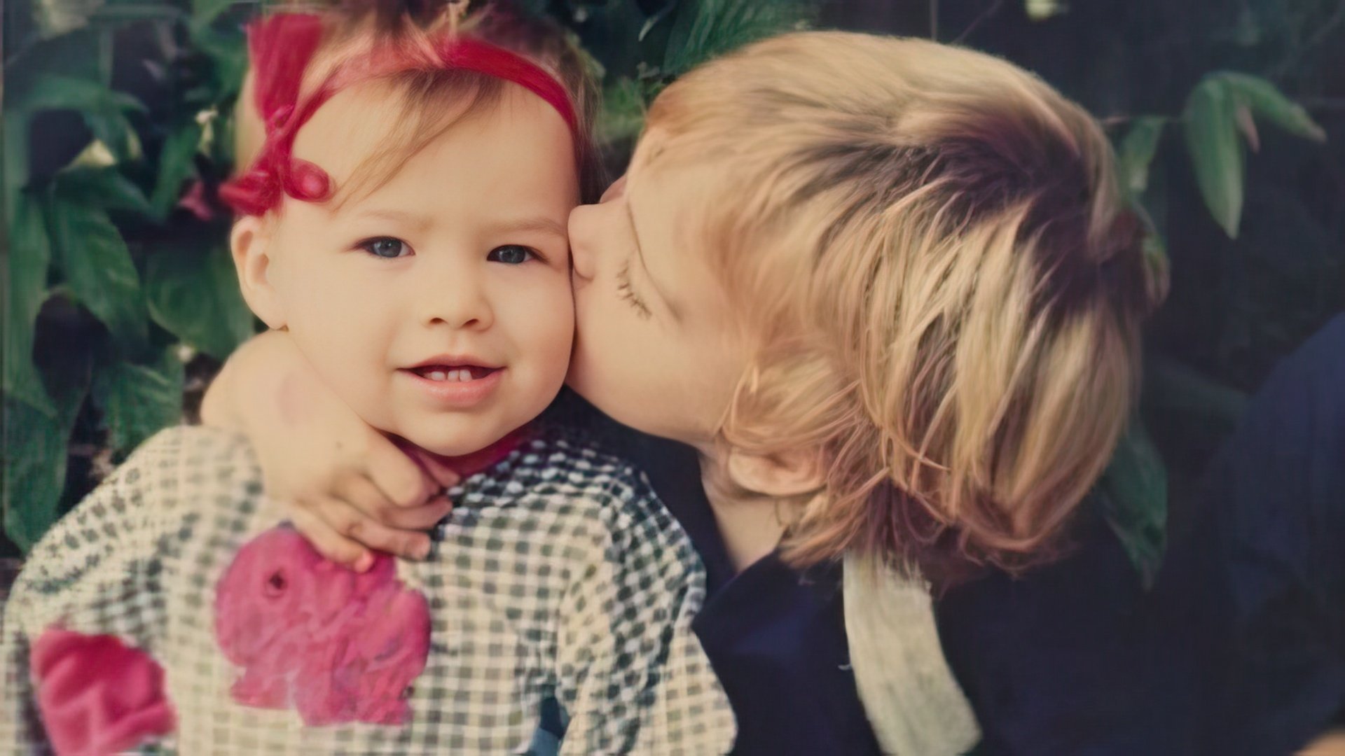 Foto da bambina di Margot Robbie: la futura attrice riceve un bacio dal fratello maggiore