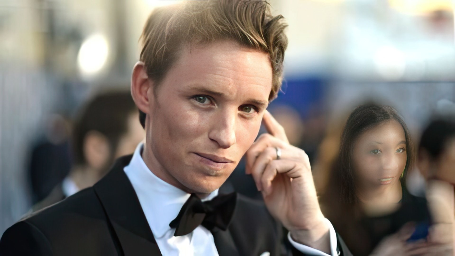 La star britannica del teatro e del cinema Eddie Redmayne