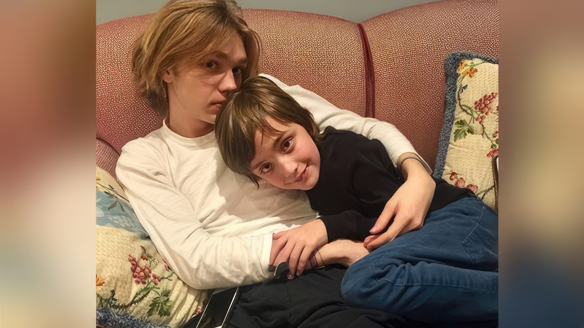 Charlie Plummer con il fratello minore