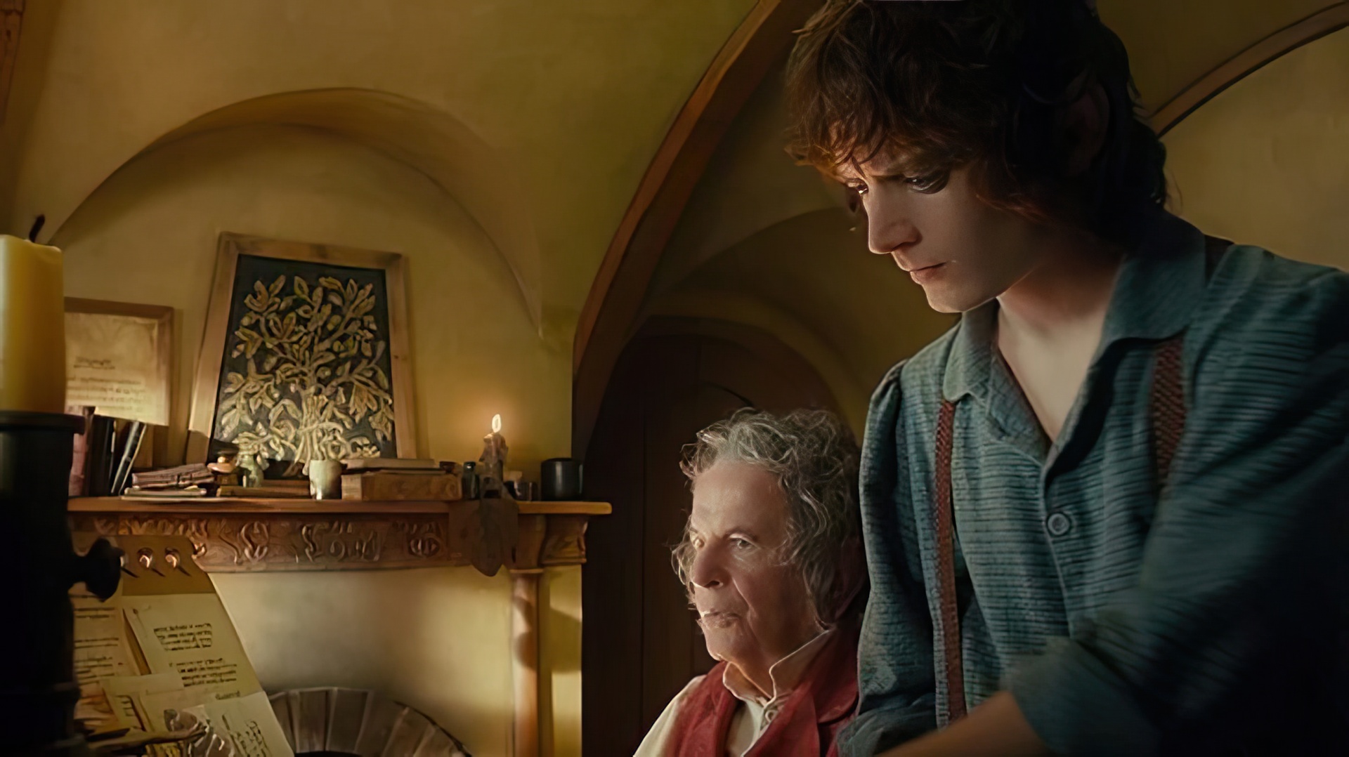 Ian Holm e Elijah Wood in 'The Hobbit: An Unexpected Journey'
