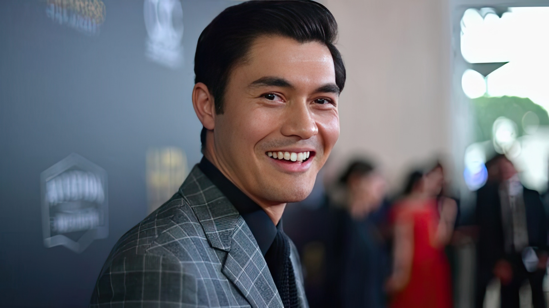 Henry Golding nella foto