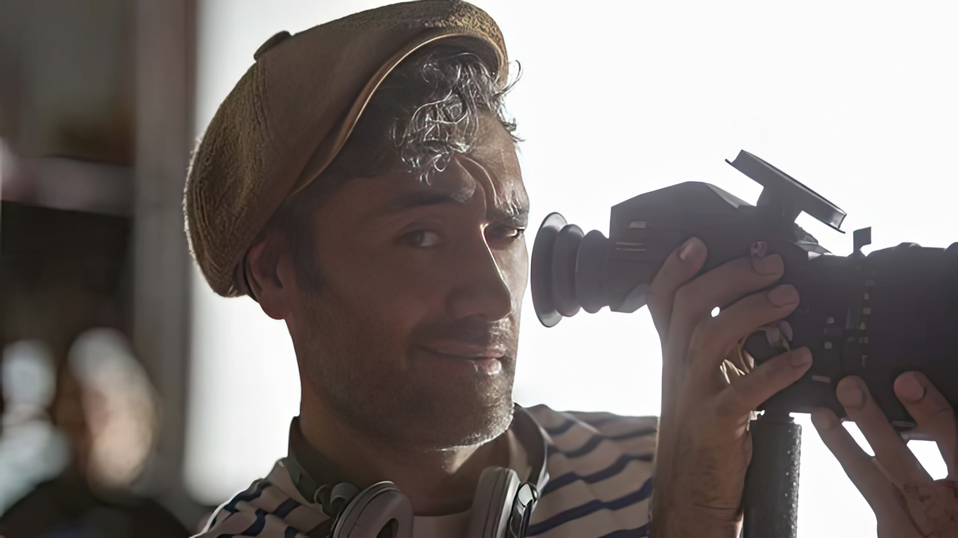 Taika Waititi con una macchina da presa