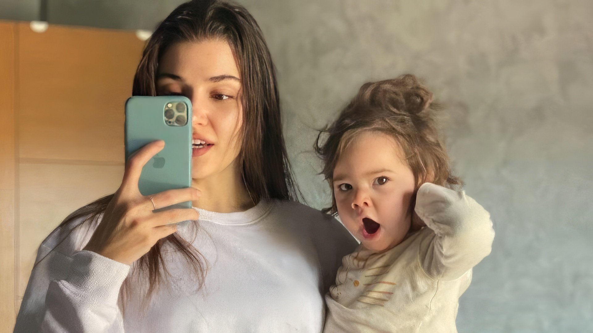 Hande Erçel con sua nipote