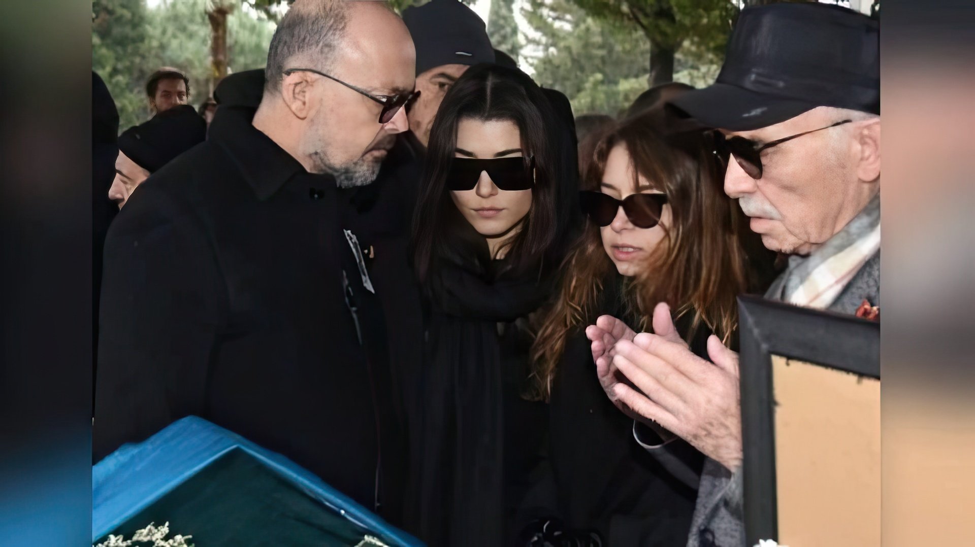 Hande Erçel con i suoi cari al funerale della madre
