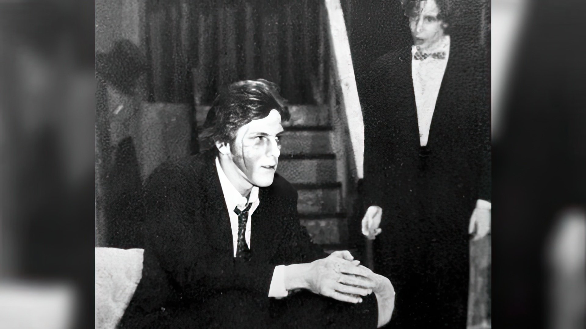 James in una produzione teatrale scolastica