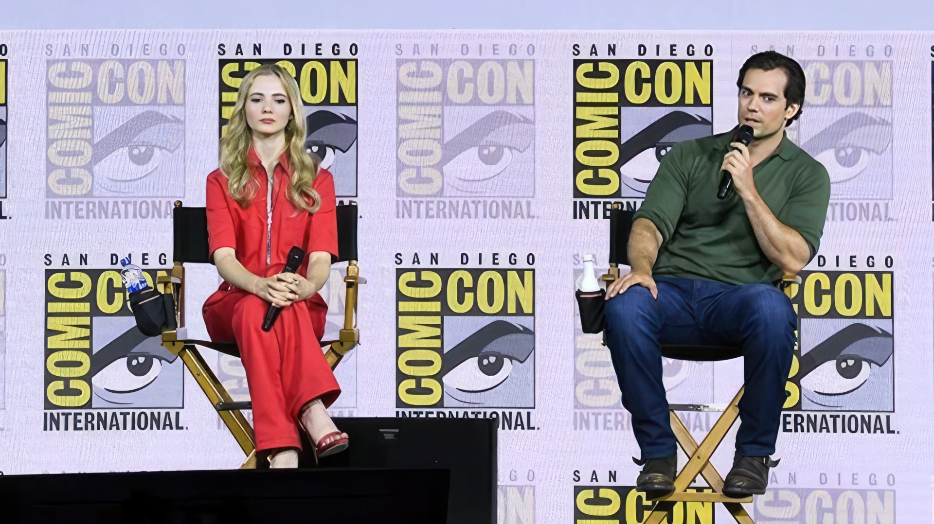 Freya Allan e Henry Cavill