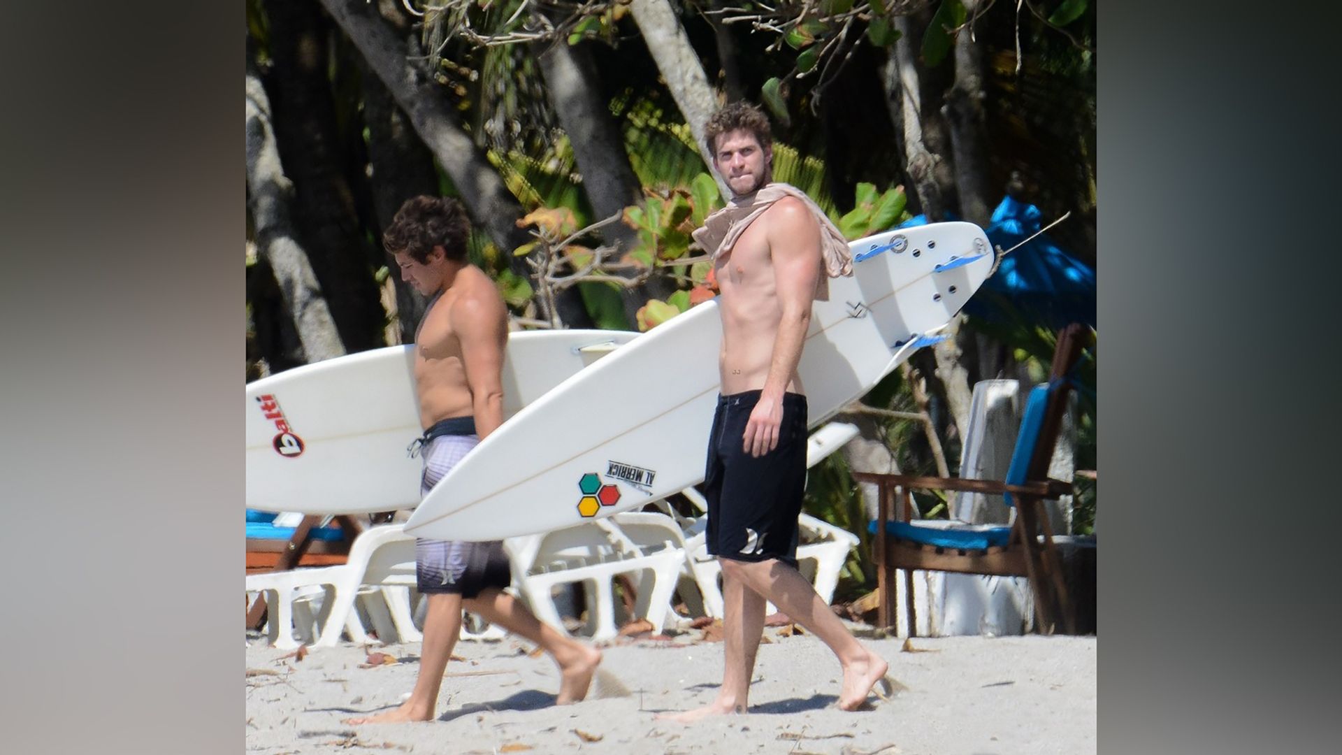 Liam Hemsworth è un eccellente surfista
