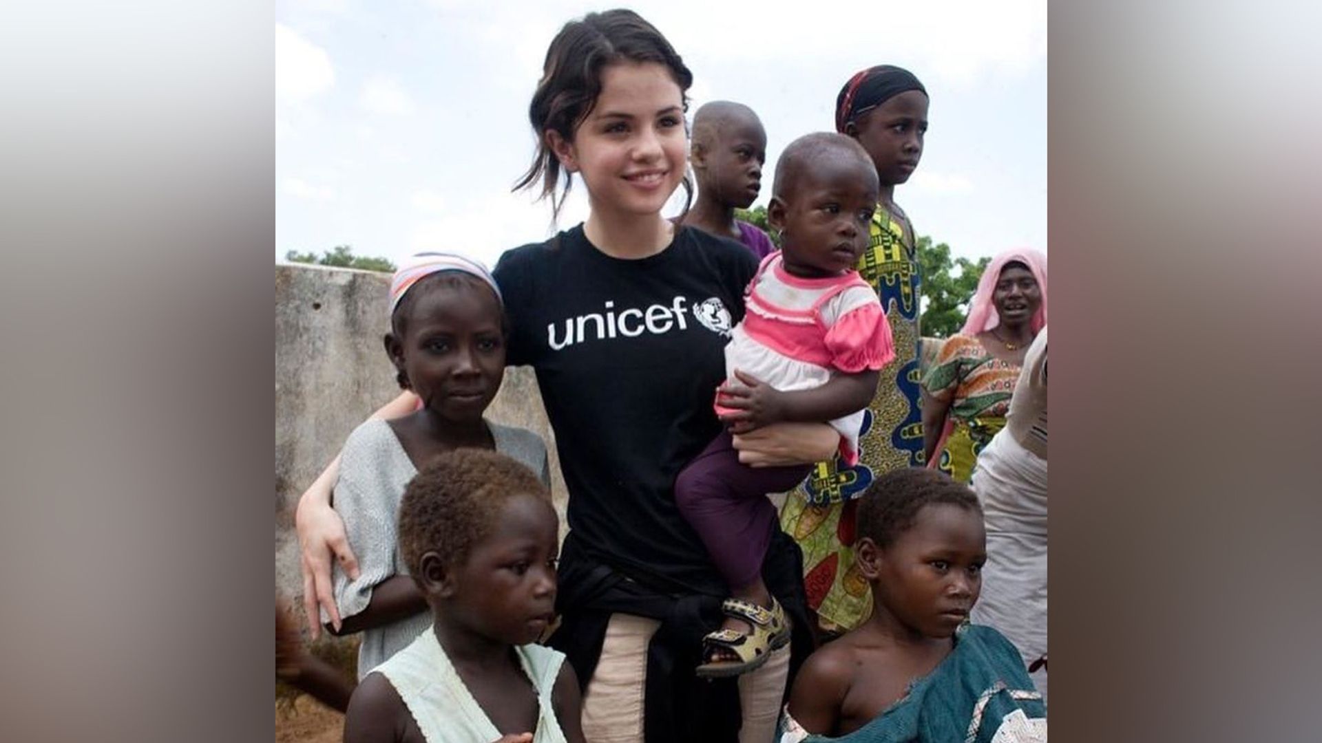 Selena Gomez durante il suo viaggio in Ghana