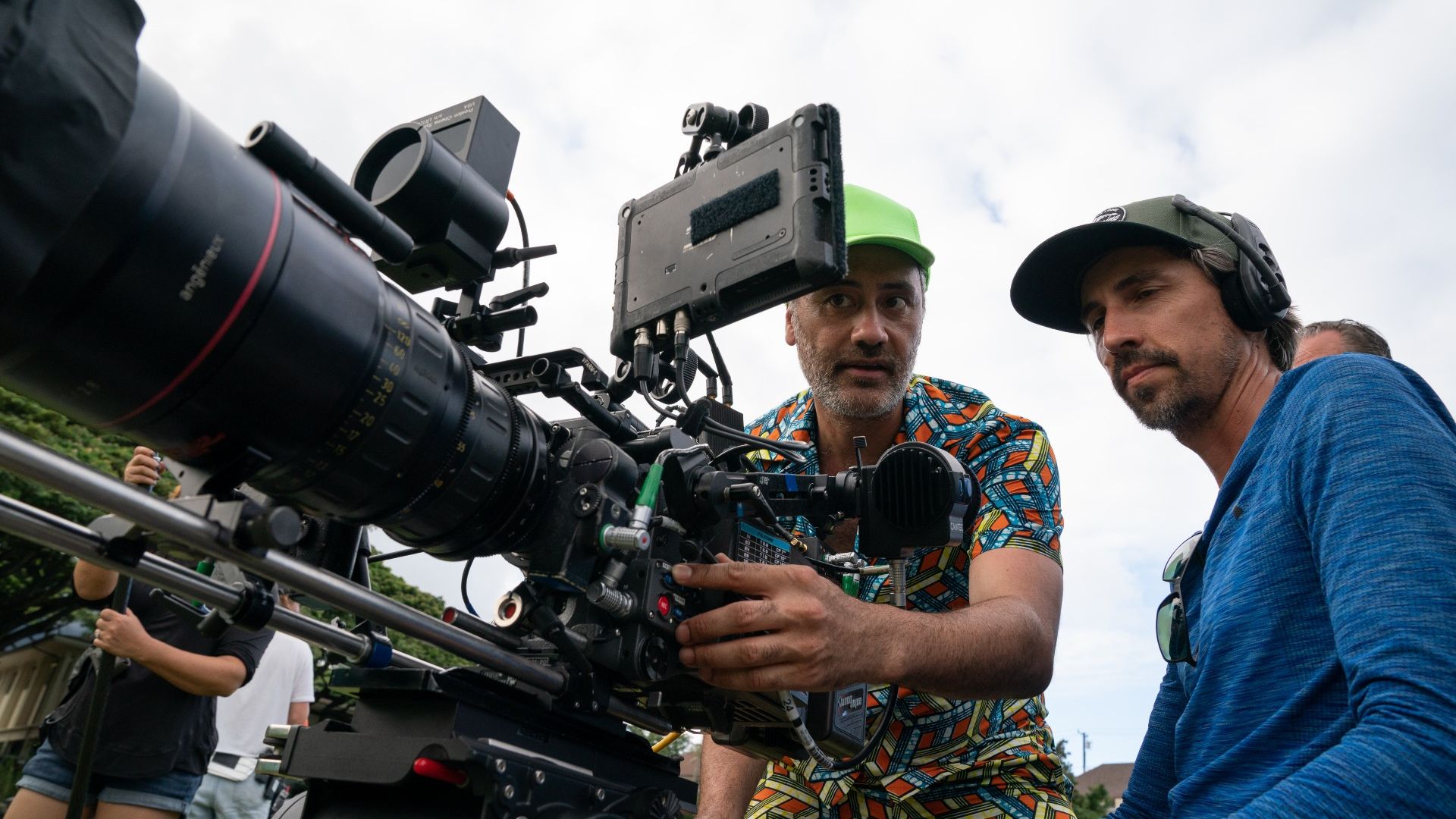 Taika Waititi sul set del film Next Goal Wins