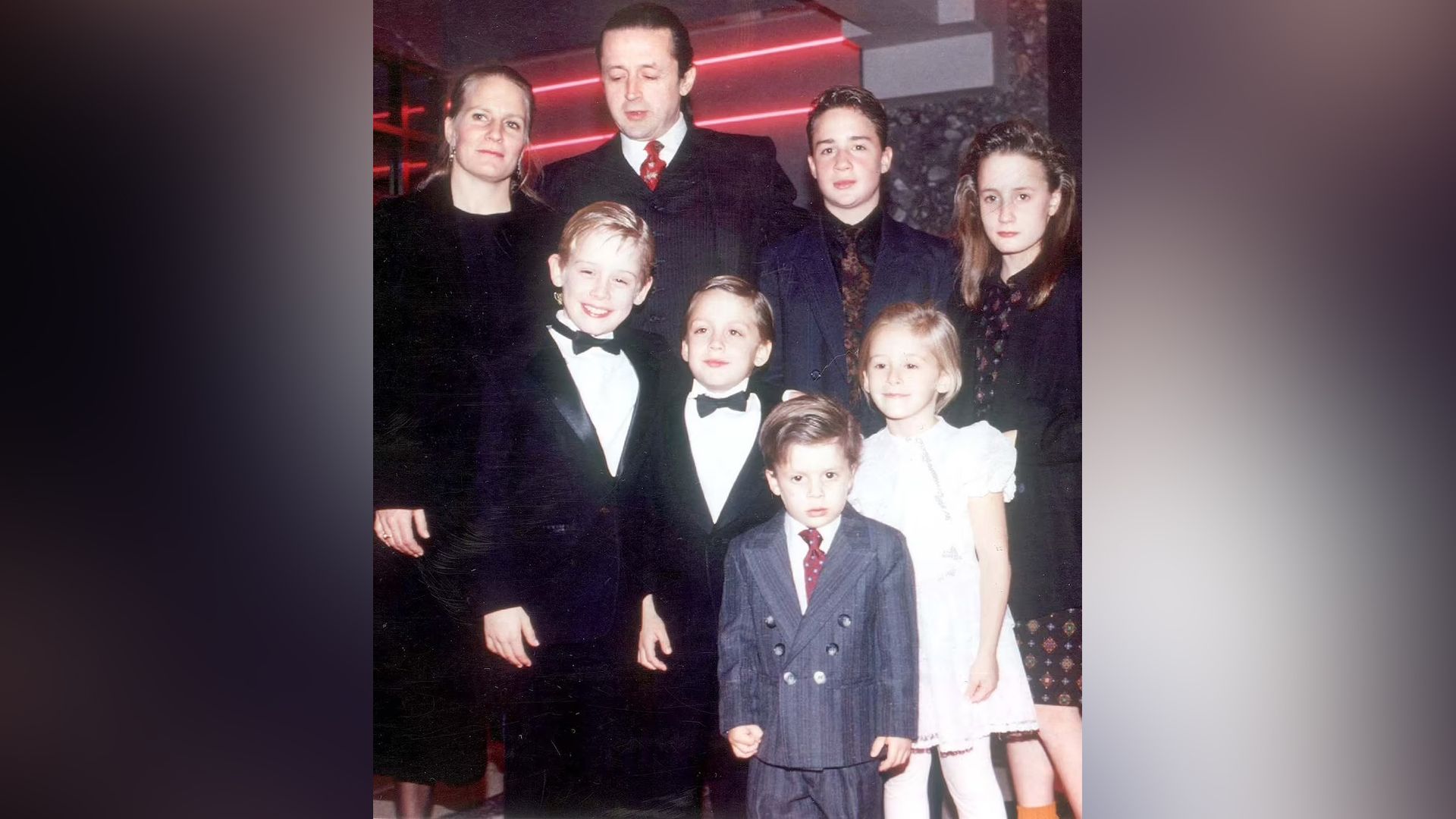 Macaulay Culkin con i suoi genitori, fratelli e sorelle