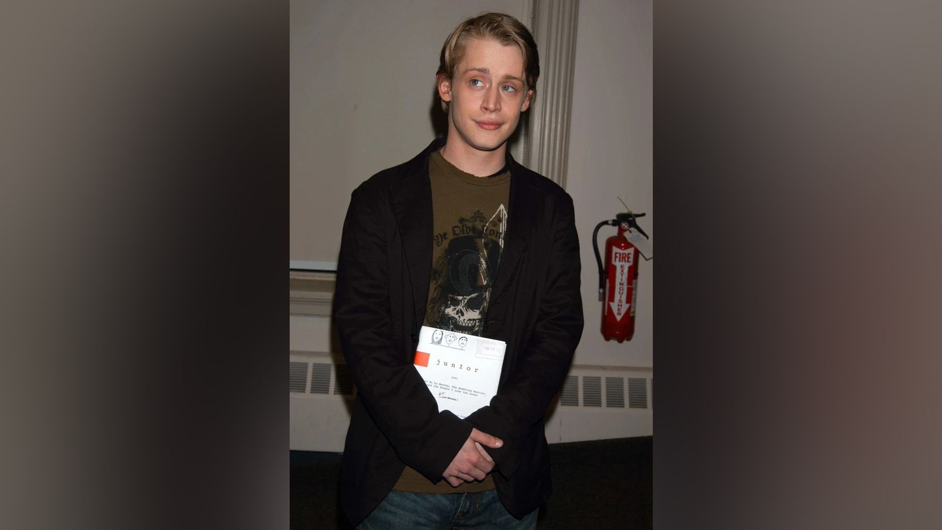 Macaulay Culkin con il suo libro 'Junior'
