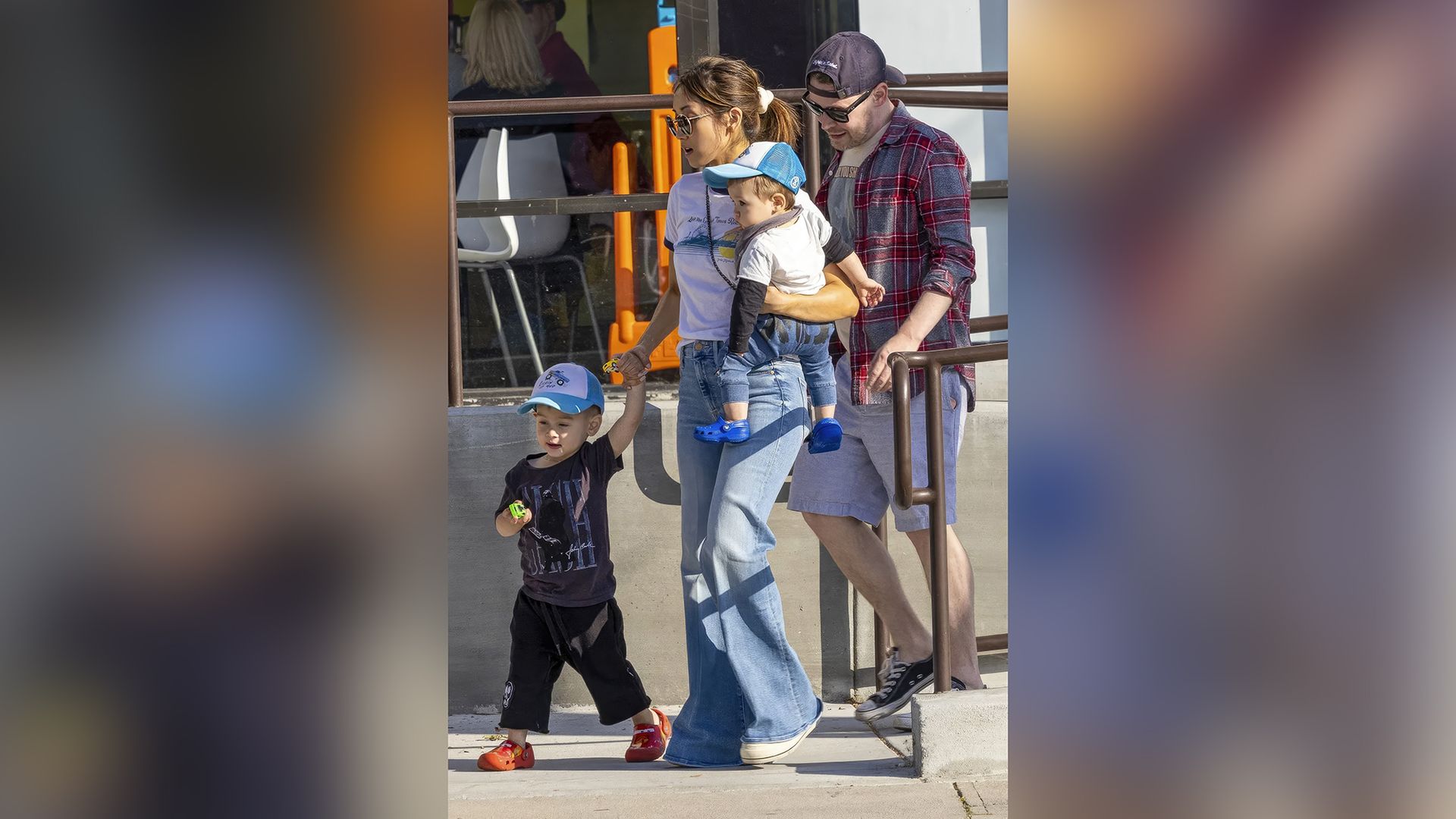 Macaulay Culkin con la sua moglie e i loro figli