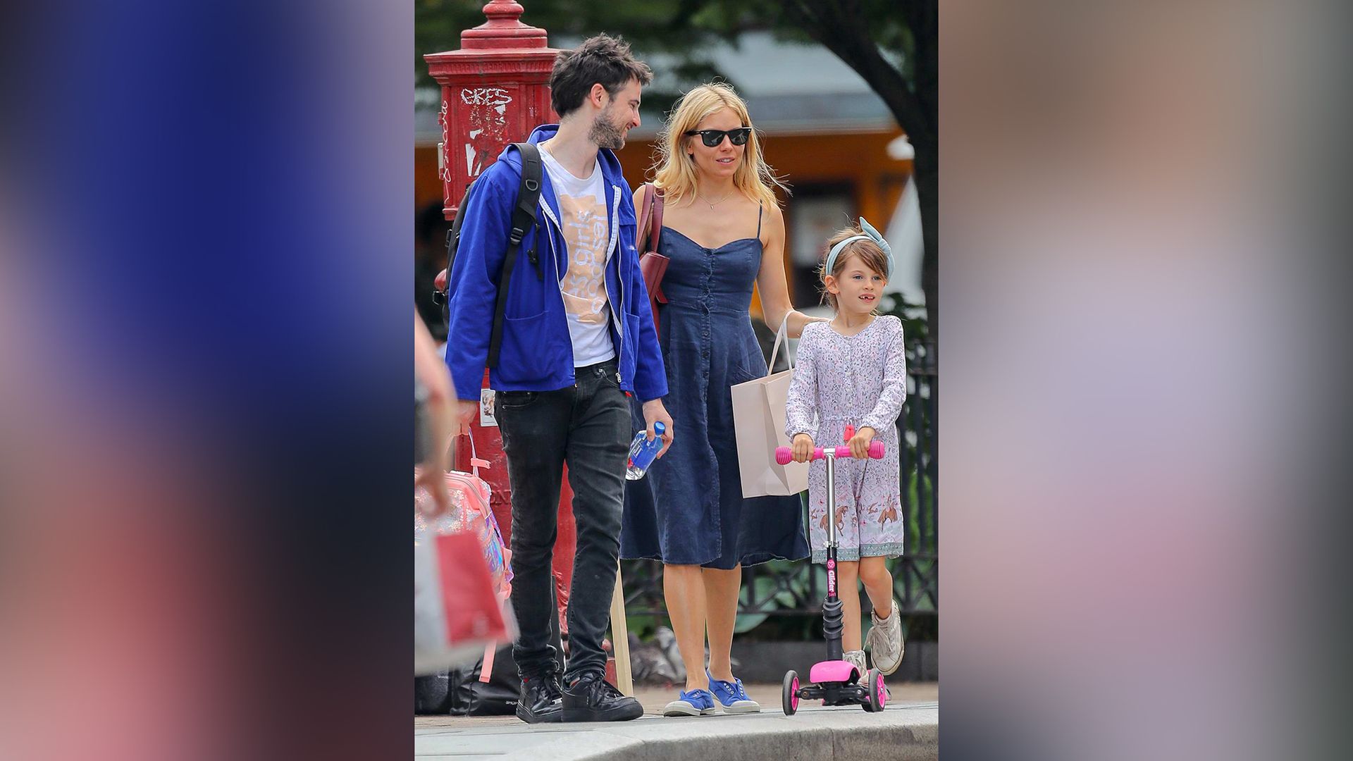 Tom Sturridge e Sienna Miller con la loro figlia