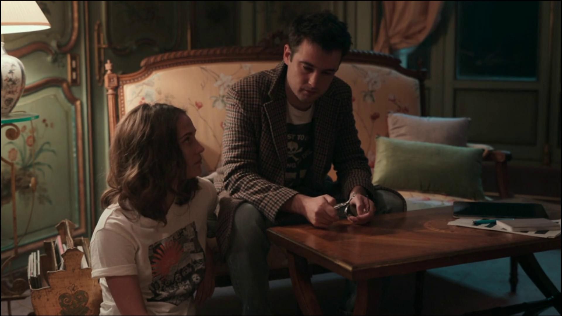 Tom Sturridge nella serie 'Irma Vep'