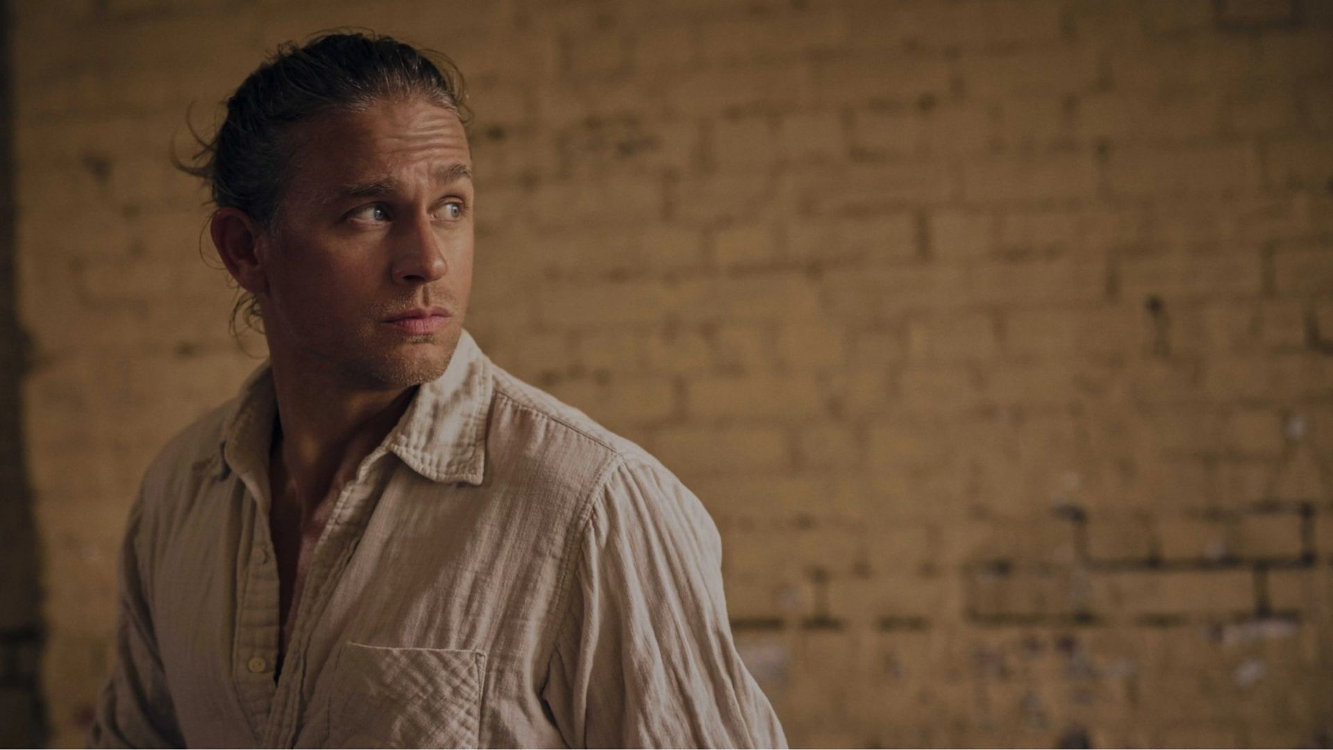Charlie Hunnam nella serie Shantaram