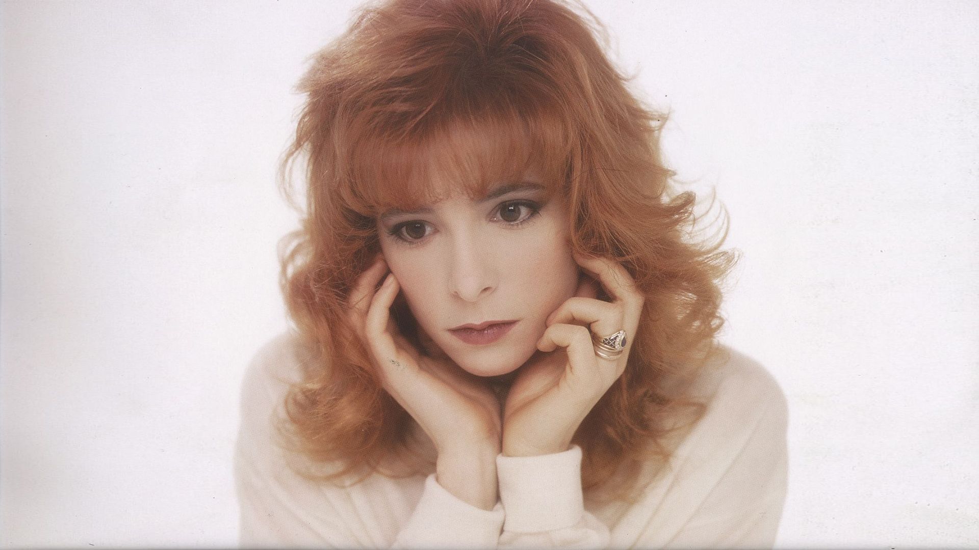 Cantante Mylène Farmer – Donna Vergine