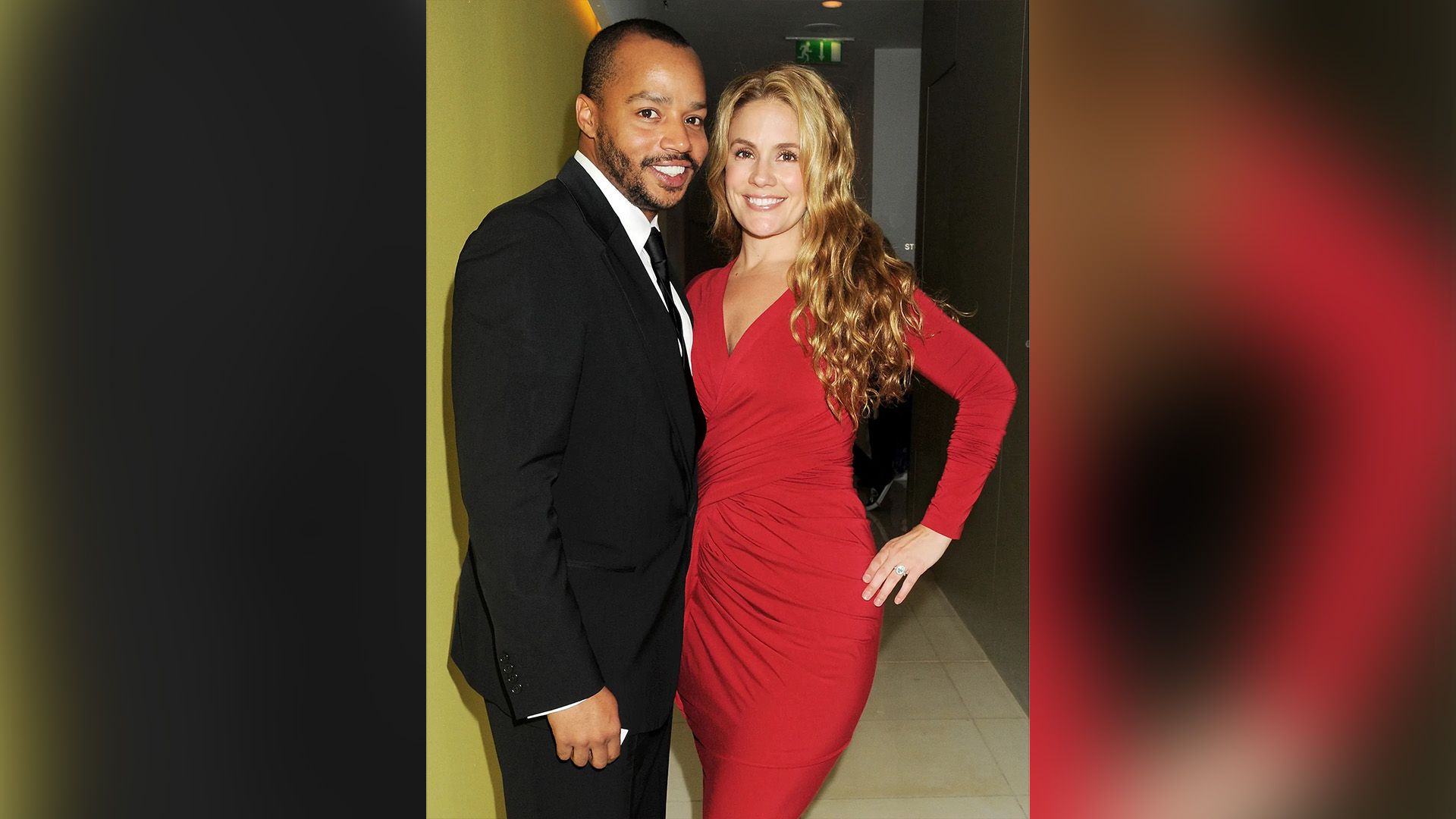 Donald Faison in blazer nero e CaCee Cobb in un lungo vestito rosso